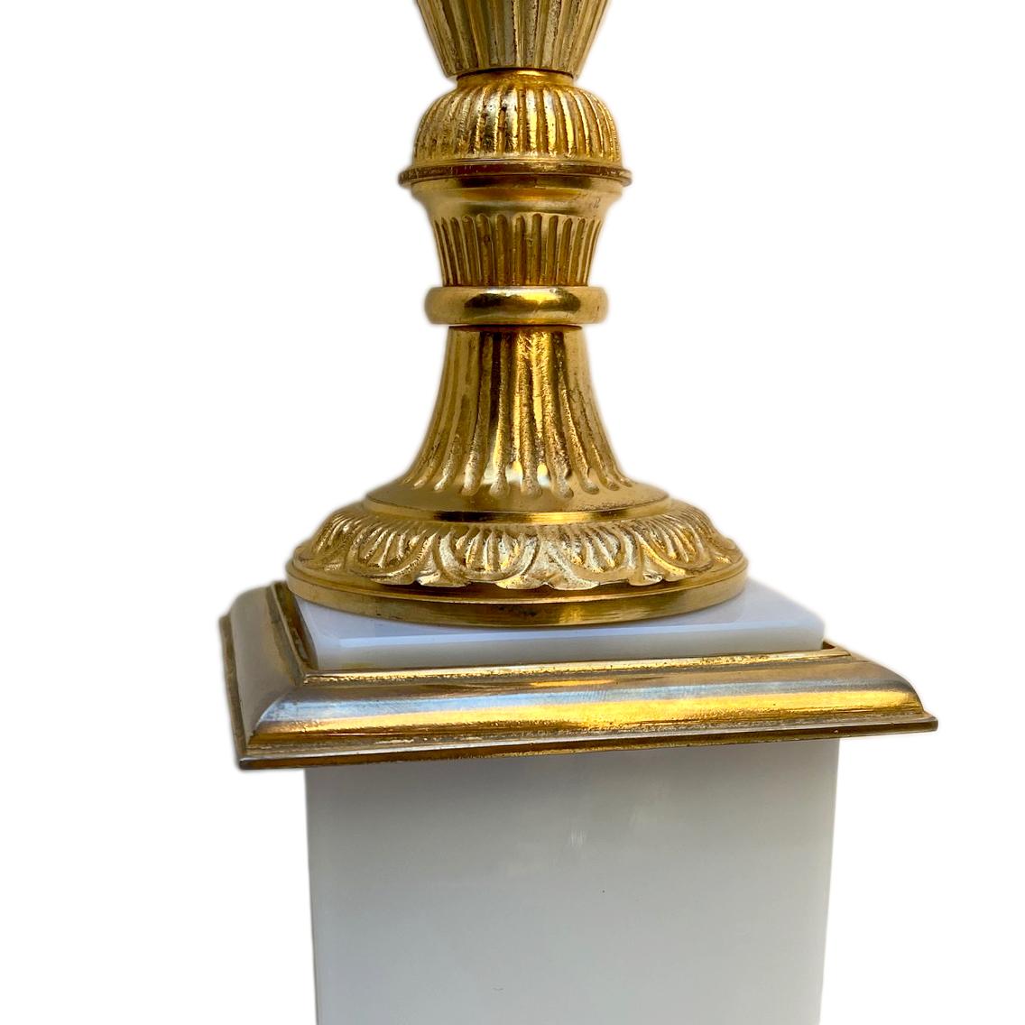 Coppia di lampade da tavolo Impero bianche opaline In condizioni buone in vendita a New York, NY