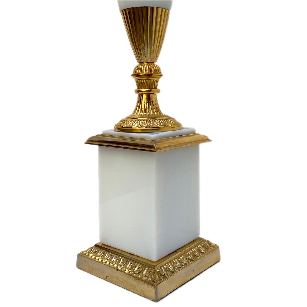 Inizio XX secolo Coppia di lampade da tavolo Impero bianche opaline in vendita