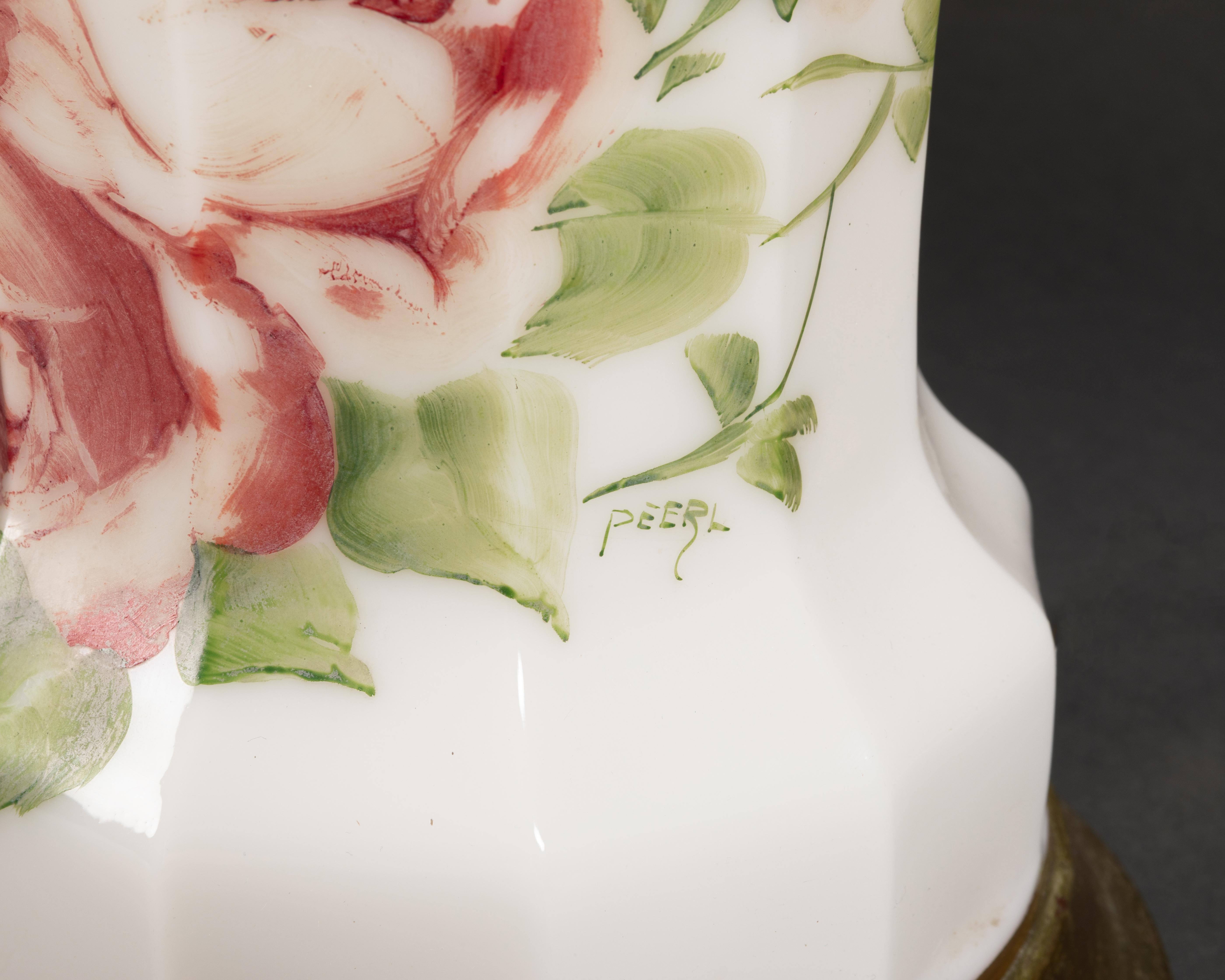 Paire de lampes en verre incrusté de blanc avec des roses peintes à la main, vers 1920 en vente 1