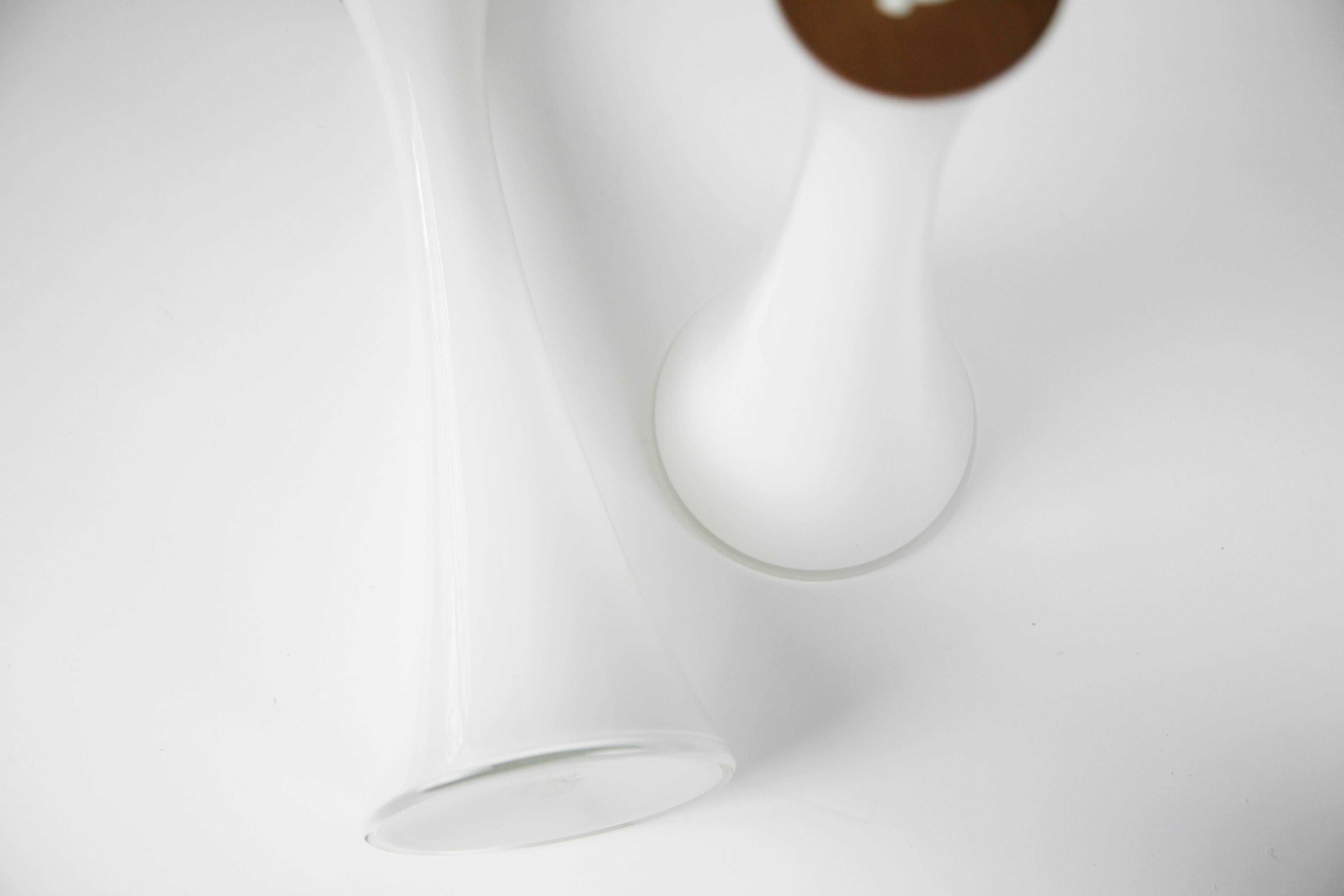 Paire de lampes de bureau en verre opalin blanc par Bergboms, Suède, 1960 Bon état - En vente à Bronx, NY