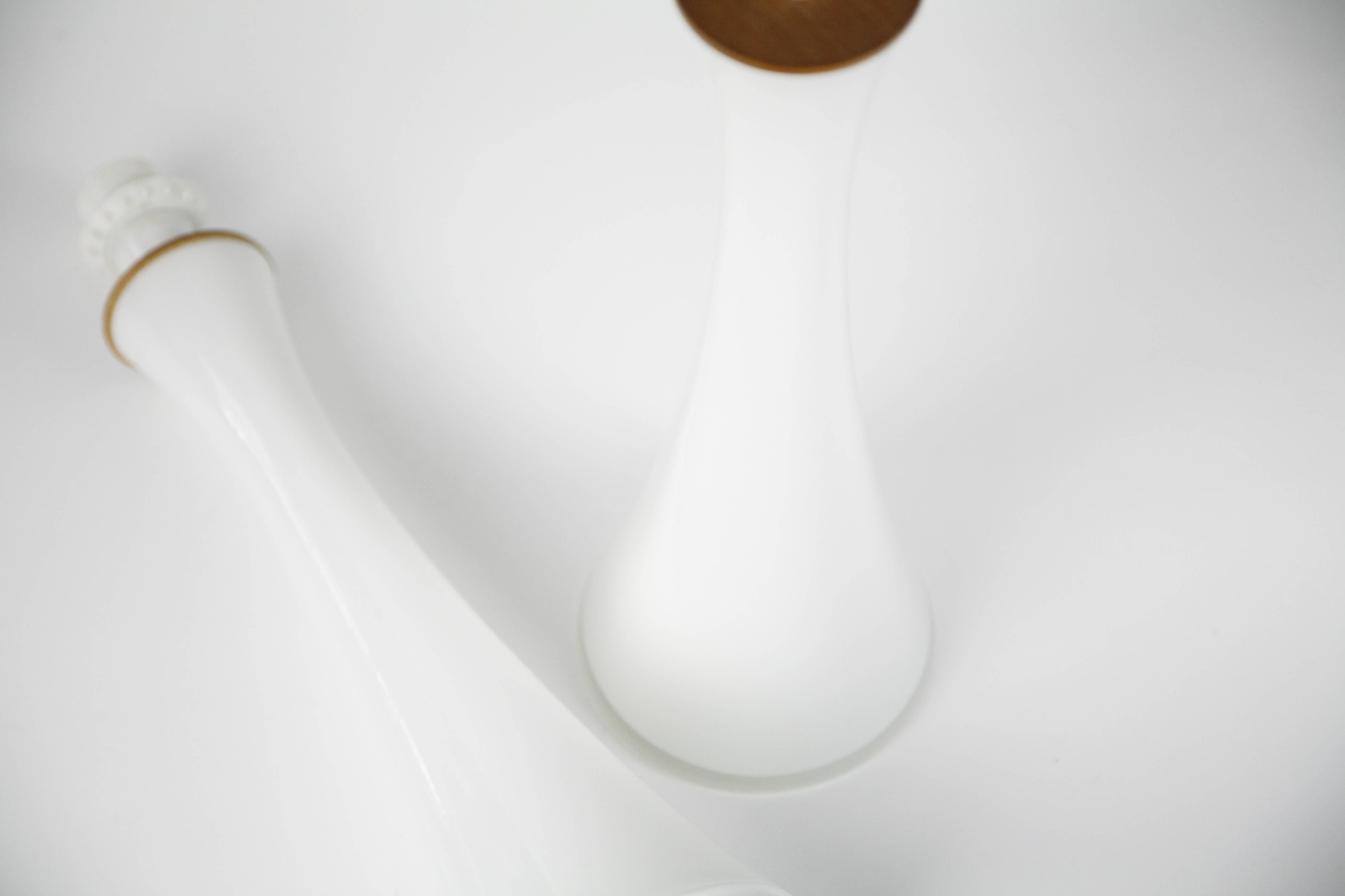 20ième siècle Paire de lampes de bureau en verre opalin blanc par Bergboms, Suède, 1960 en vente