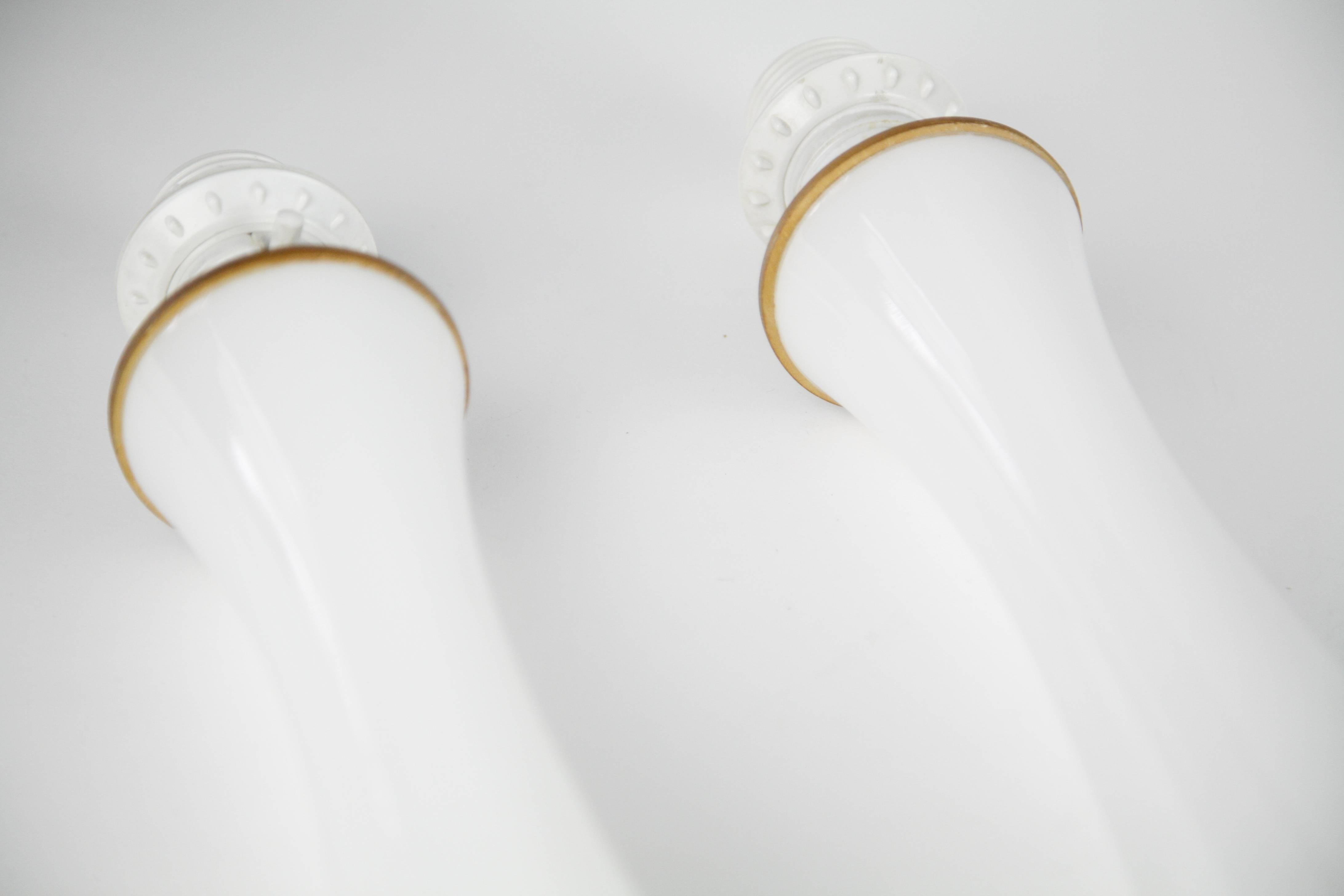 Paire de lampes de bureau en verre opalin blanc par Bergboms, Suède, 1960 en vente 1
