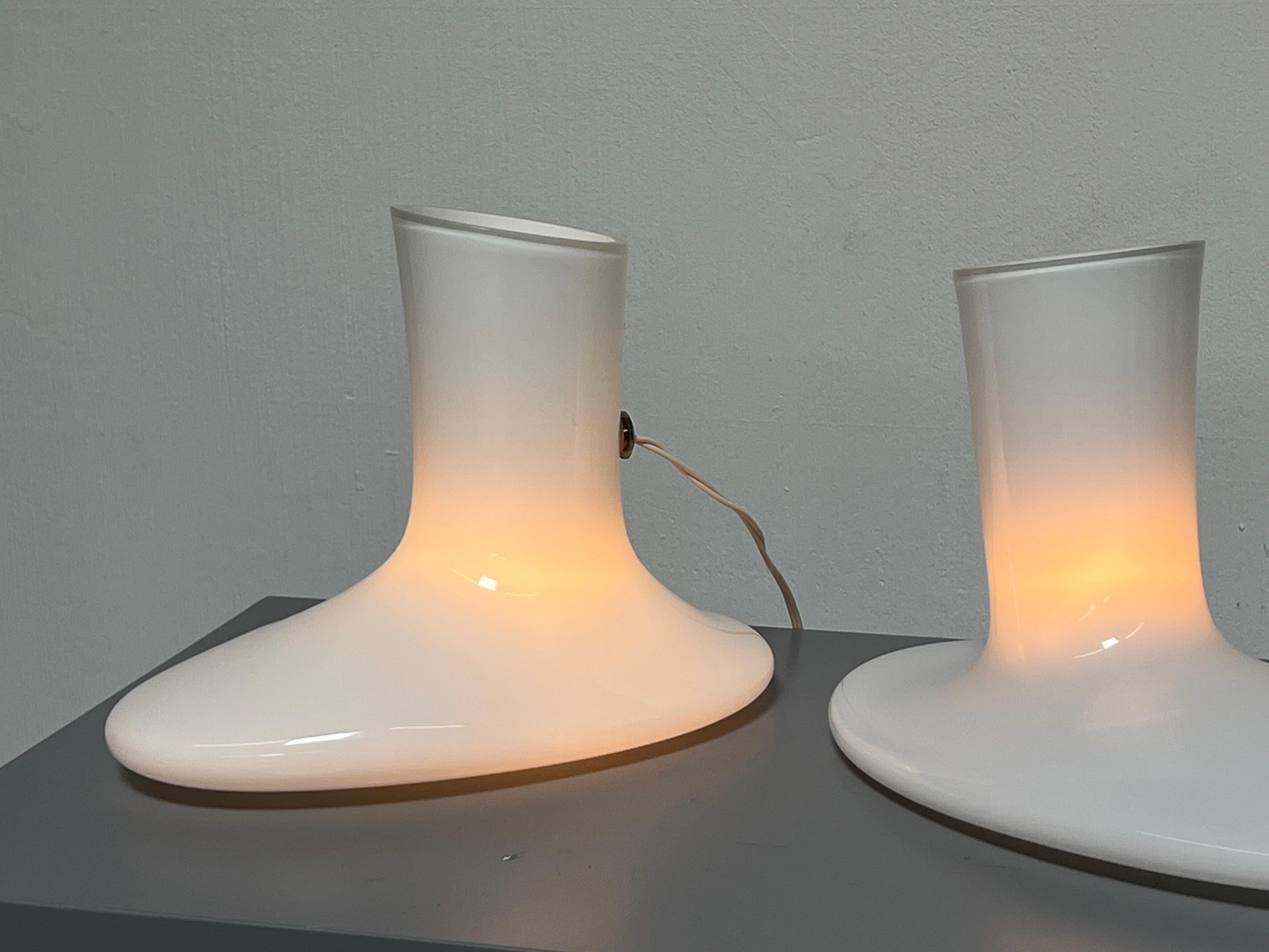 Paire de lampes de bureau en verre opalin blanc de Vistosi en vente 5