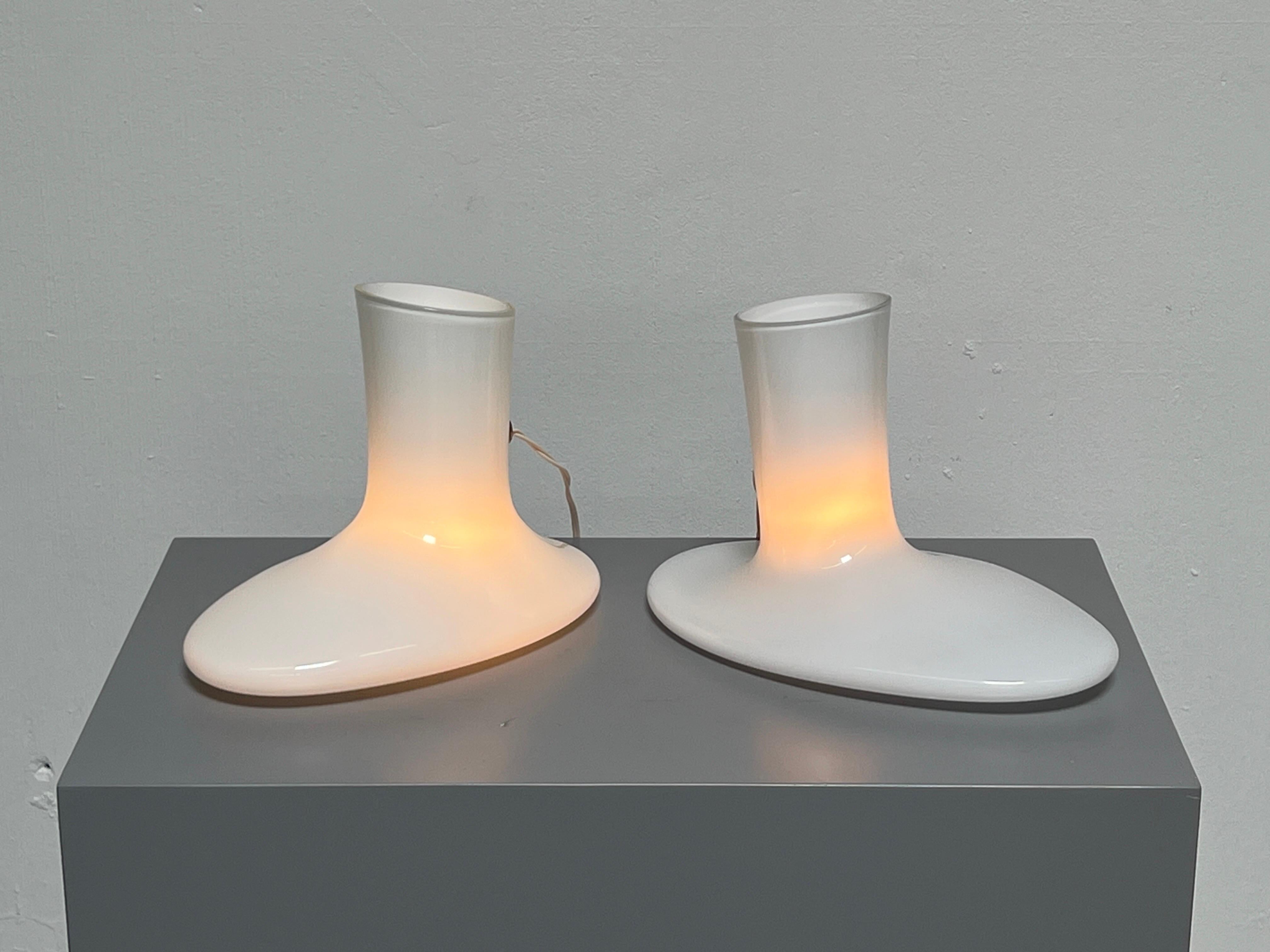 Paire de lampes de bureau en verre opalin blanc de Vistosi en vente 6