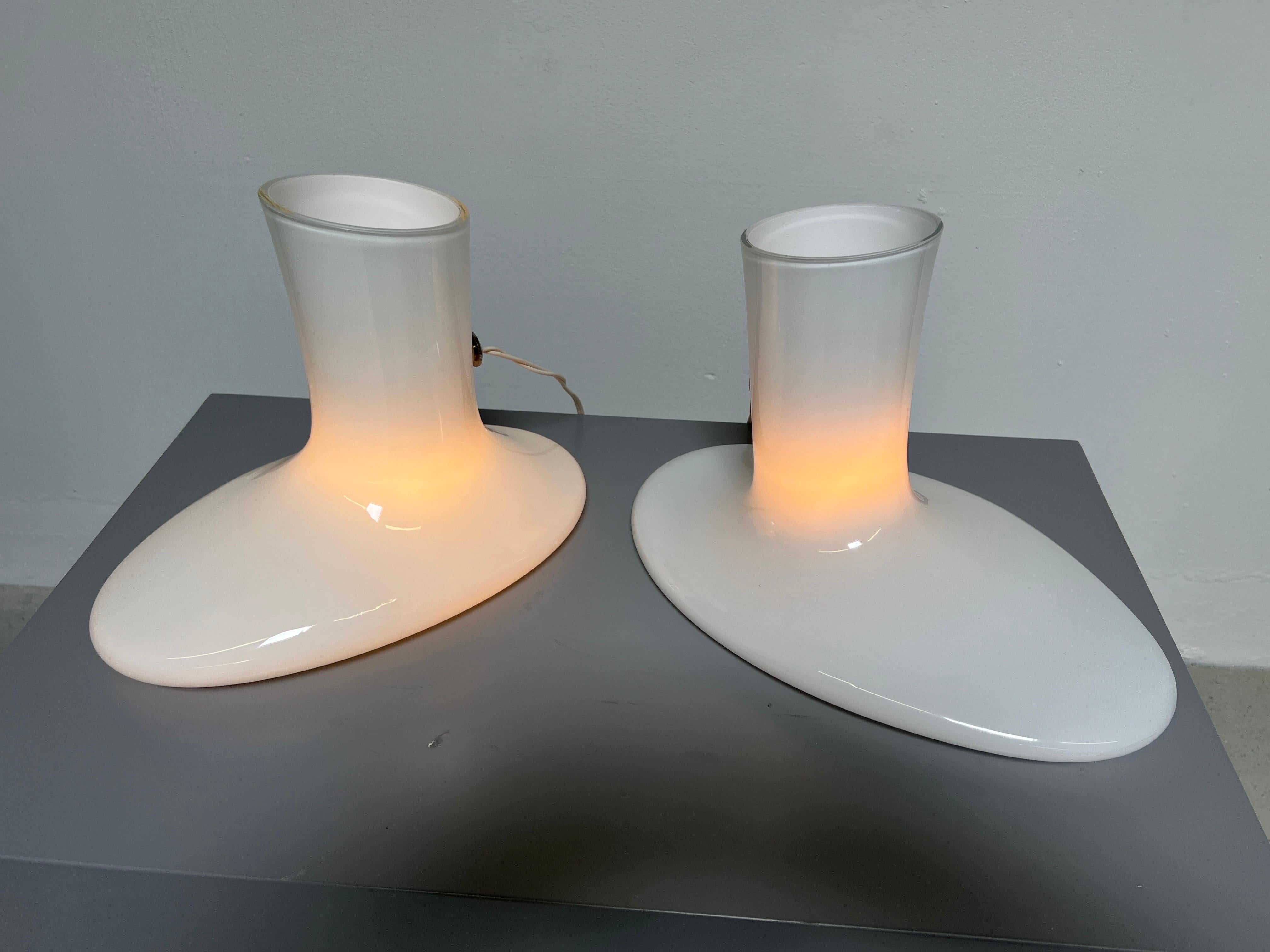 Paire de lampes de bureau en verre opalin blanc de Vistosi en vente 7