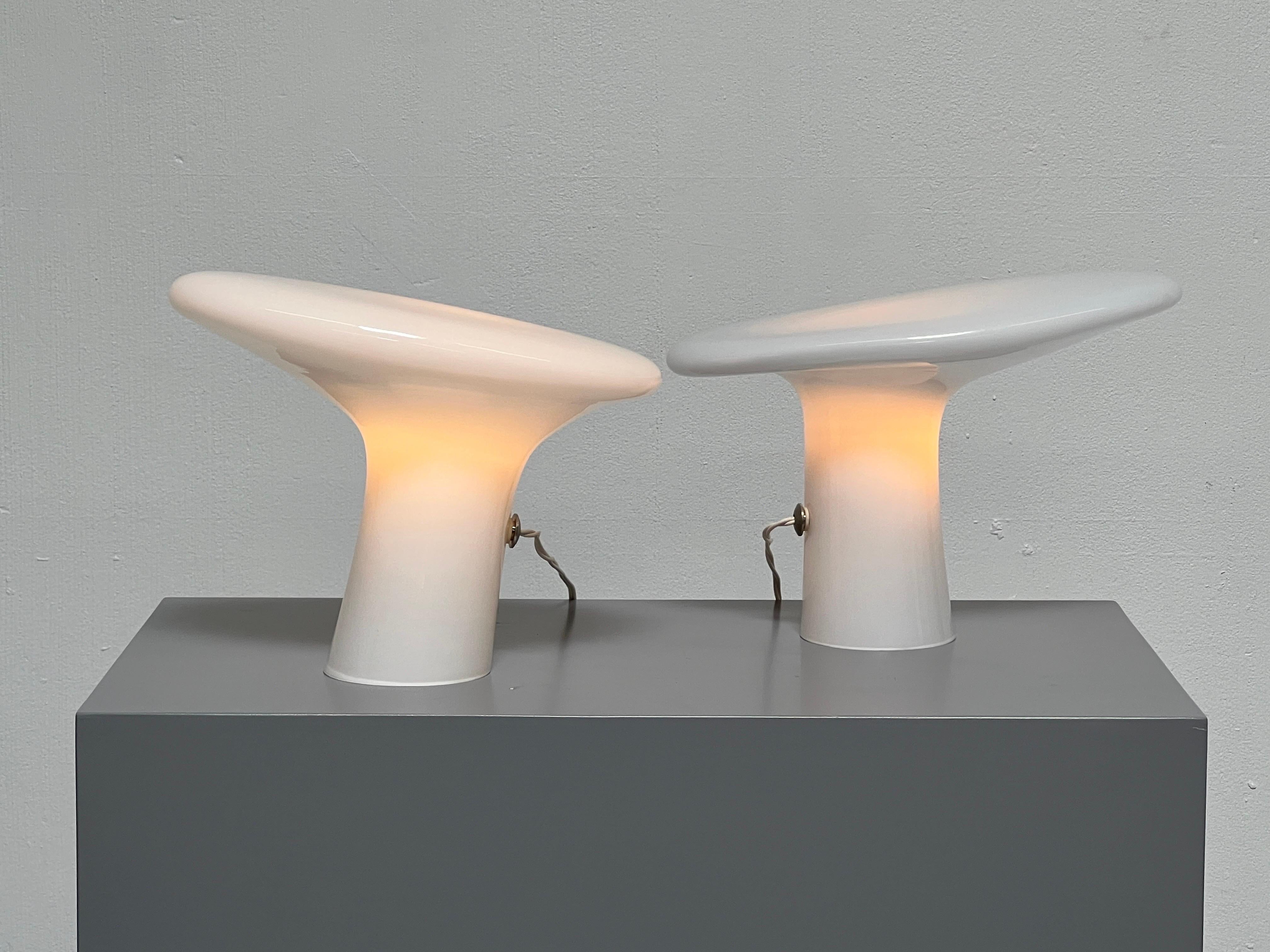 Paire de lampes de bureau en verre opalin blanc de Vistosi Bon état - En vente à Dallas, TX