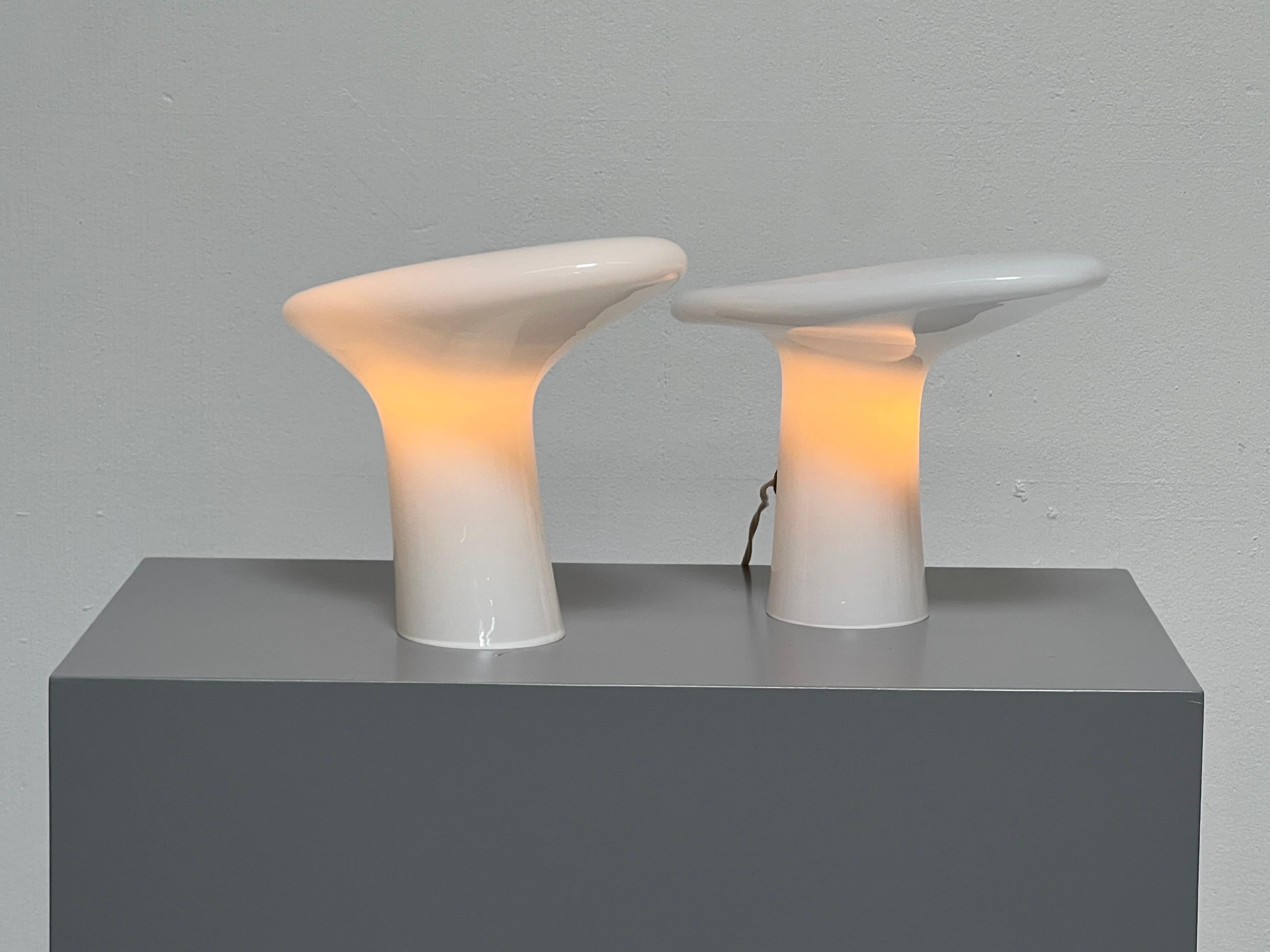 Paire de lampes de bureau en verre opalin blanc de Vistosi en vente 1