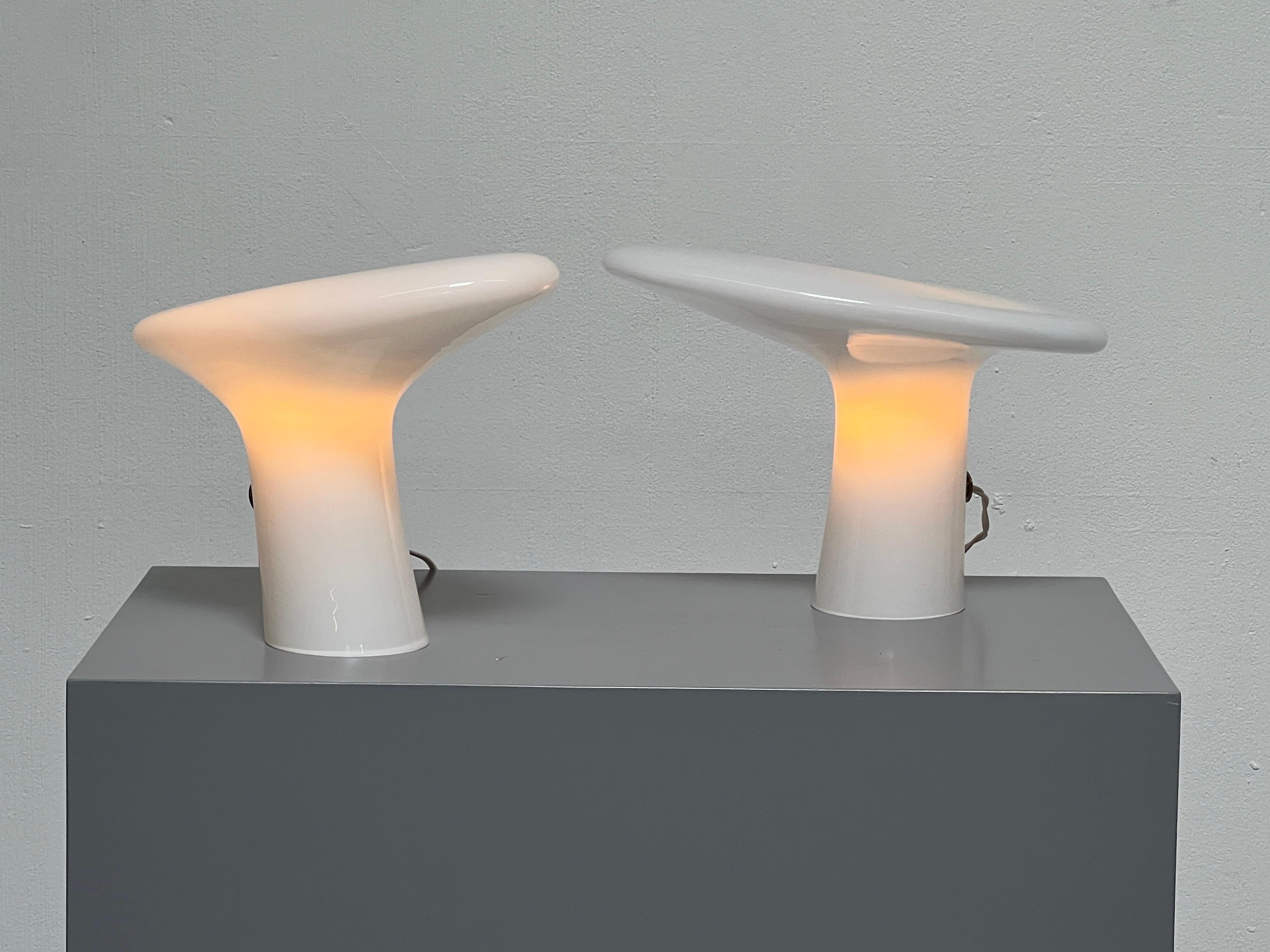 Paire de lampes de bureau en verre opalin blanc de Vistosi en vente 2