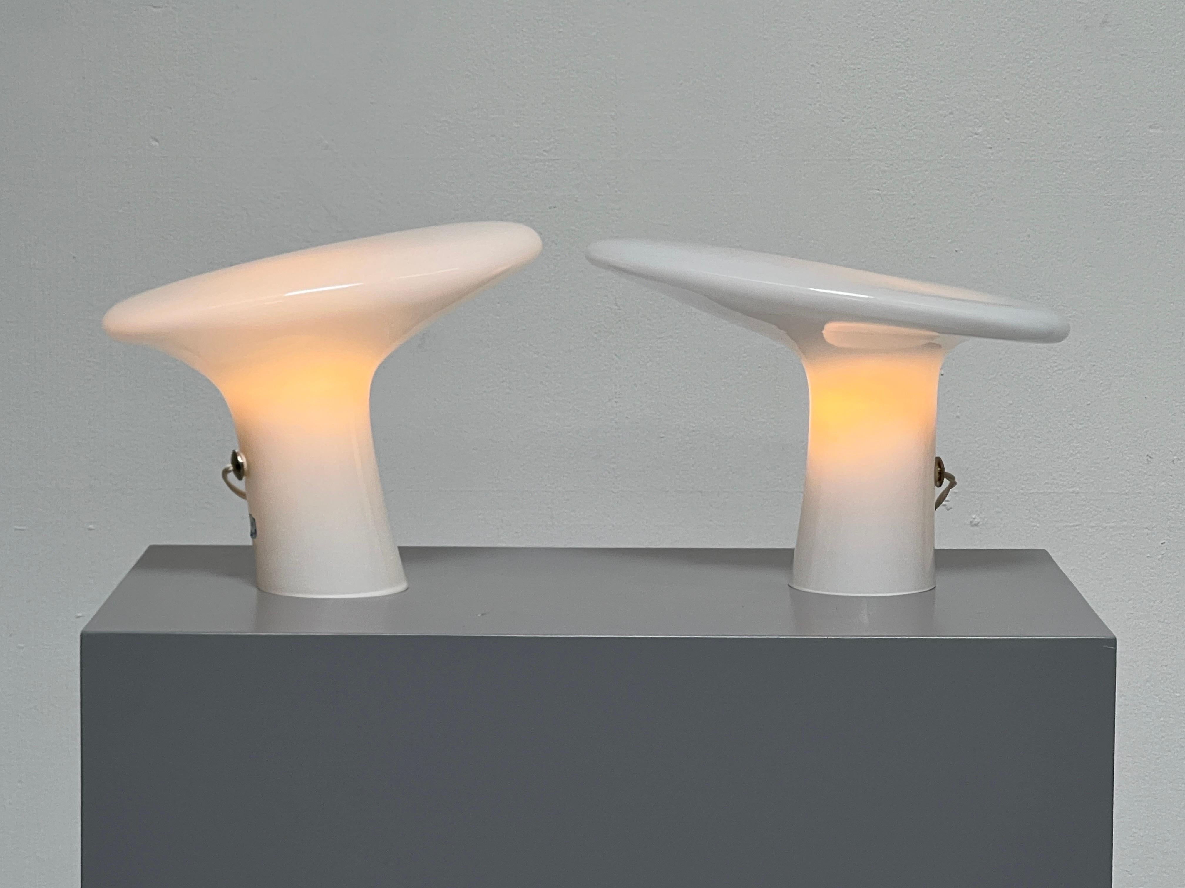Paire de lampes de bureau en verre opalin blanc de Vistosi en vente 4