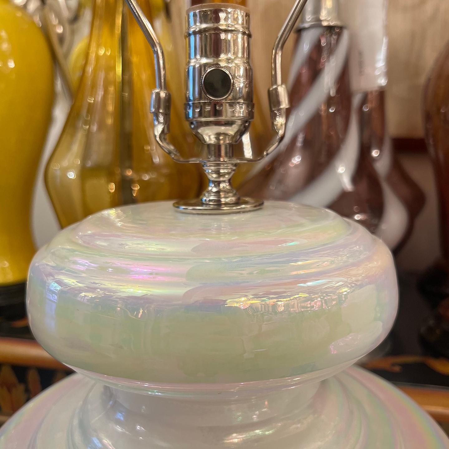 Paire de lampes en verre opalin blanc français des années 1940 avec des bases en argent.

Mesures :
Hauteur du corps : 15
Hauteur jusqu'au support de l'abat-jour 25