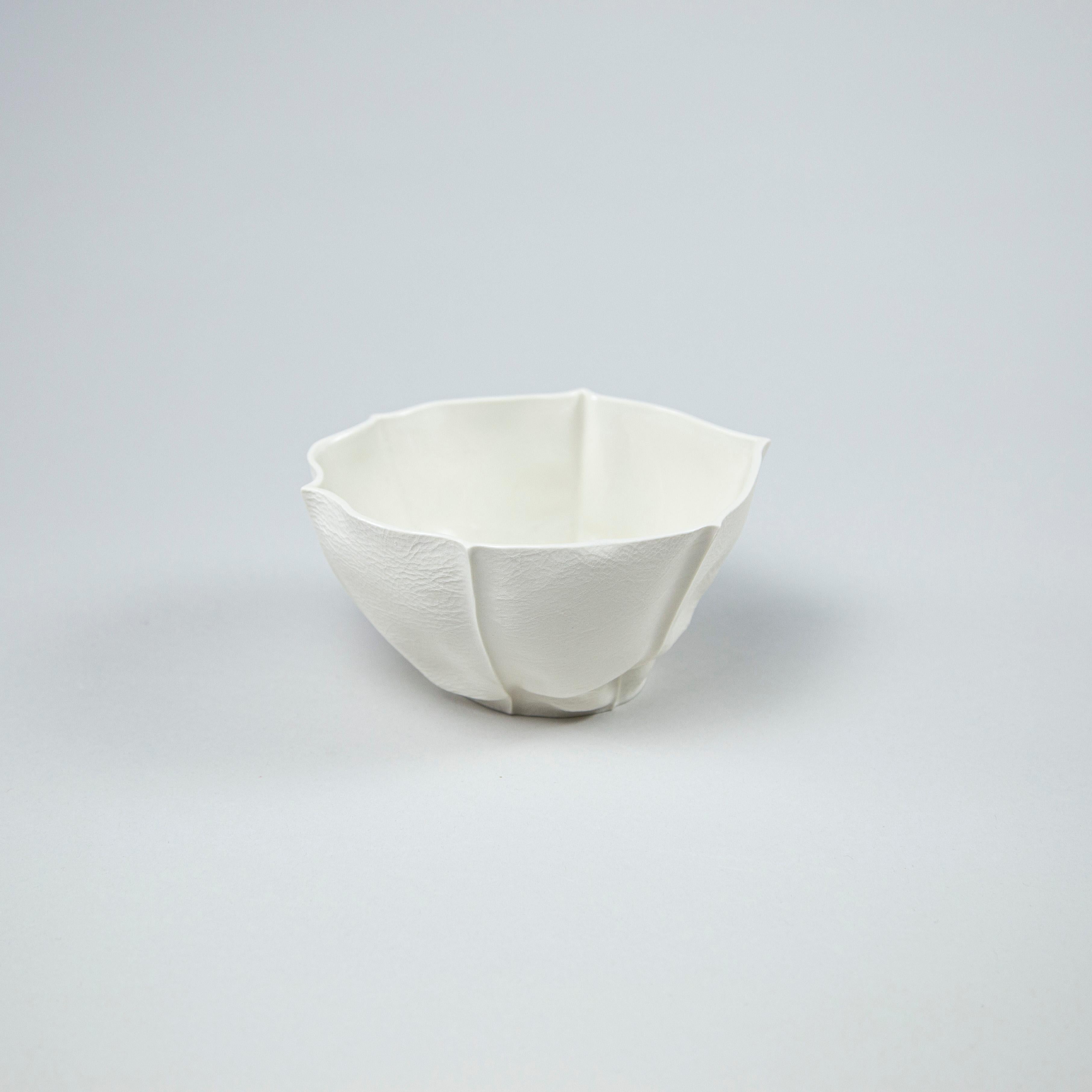 American Pair of White Organic Porcelain Kawa Bowls, Leather Cast Ceramic Centerpiece For Sale