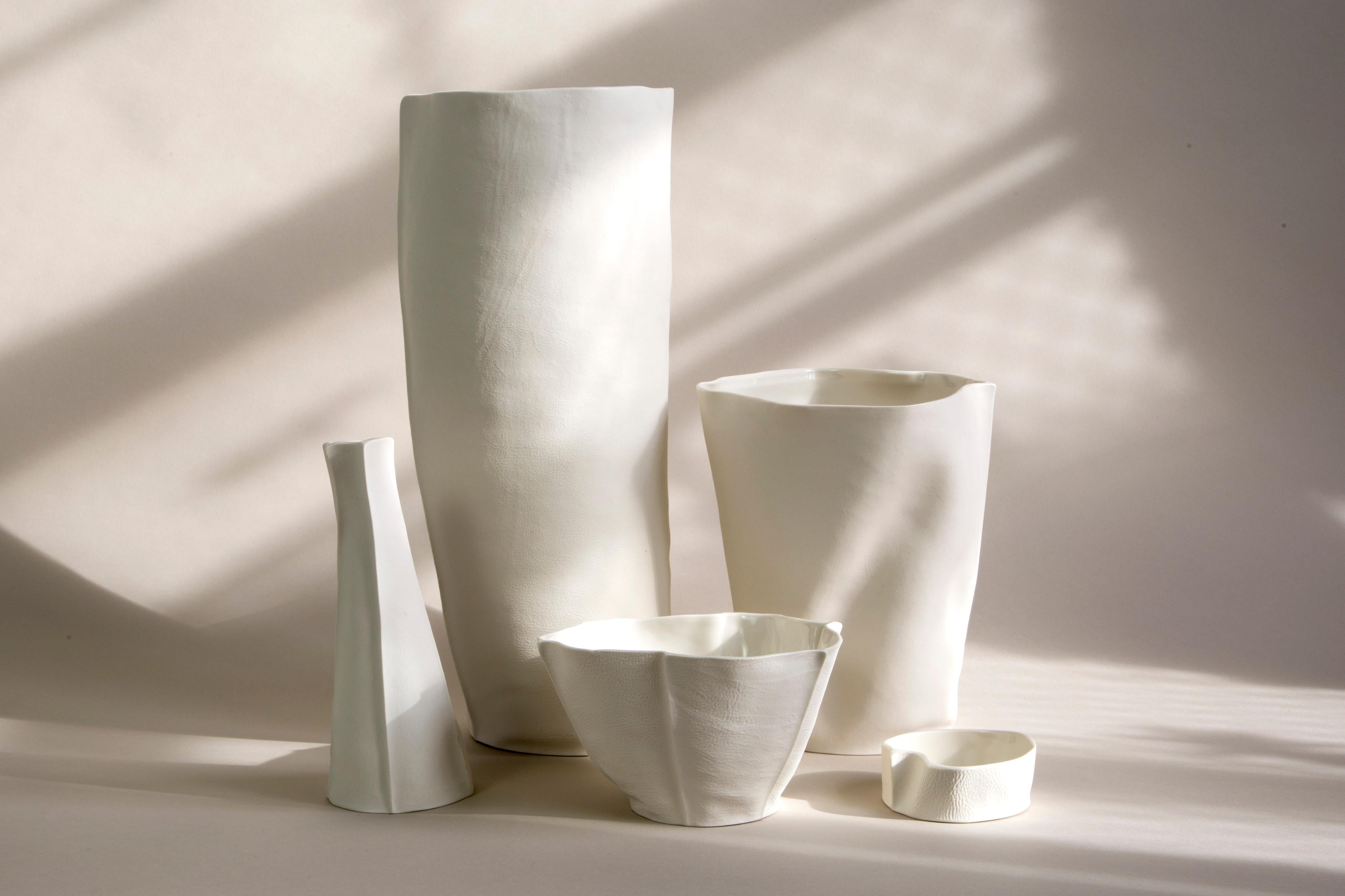 Paire de bols Kawa en porcelaine biologique blanche, centre de table en céramique moulée en cuir Neuf - En vente à Brooklyn, NY