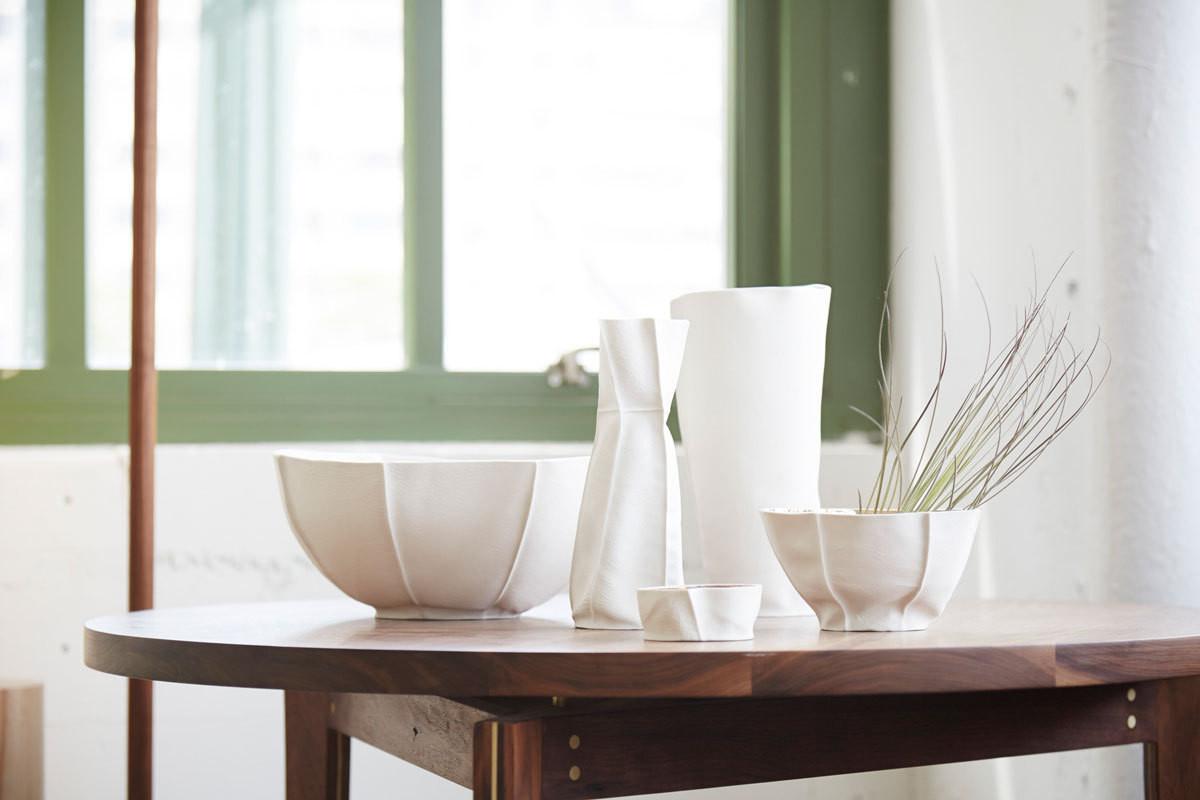 XXIe siècle et contemporain Paire de bols Kawa en porcelaine biologique blanche, centre de table en céramique moulée en cuir en vente