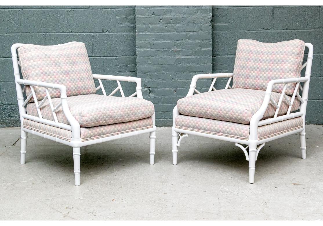 Ein Paar Loungesessel im Mid-Century-Chippendale-Stil, weiß lackiert und mit einem falschen Bambusmotiv versehen. Die Stühle mit loser Rückenlehne und Sitzfläche sind mit einem sanft strukturierten, fast gesteppten Stoff in lila, grünen und blauen