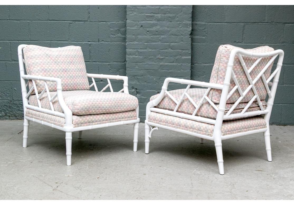 Paar weiß lackierte Loungesessel im Chippendale-Stil aus der Mitte des Jahrhunderts im Zustand „Relativ gut“ im Angebot in Bridgeport, CT