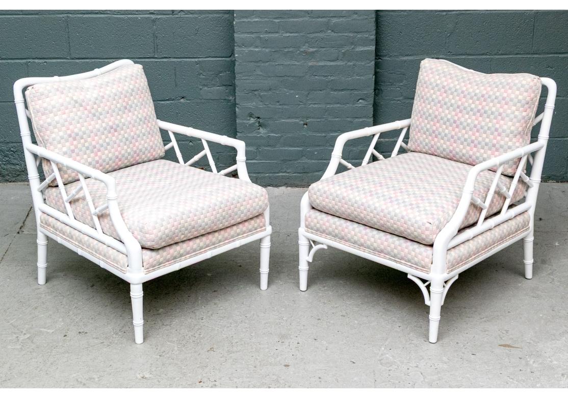 Paar weiß lackierte Loungesessel im Chippendale-Stil aus der Mitte des Jahrhunderts (20. Jahrhundert) im Angebot