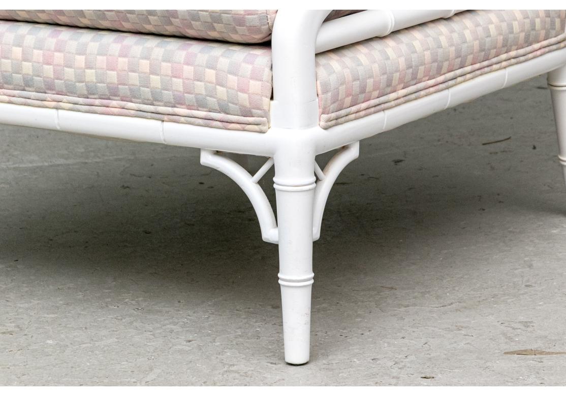 Paar weiß lackierte Loungesessel im Chippendale-Stil aus der Mitte des Jahrhunderts im Angebot 1