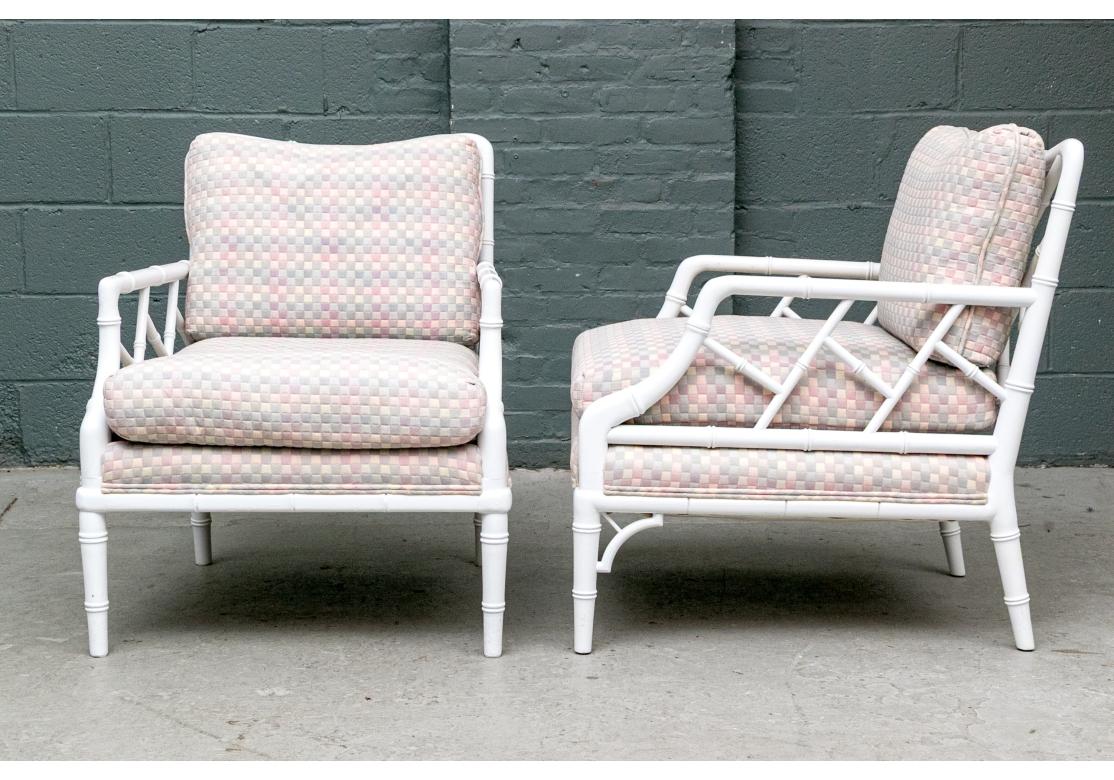 Paar weiß lackierte Loungesessel im Chippendale-Stil aus der Mitte des Jahrhunderts im Angebot 2