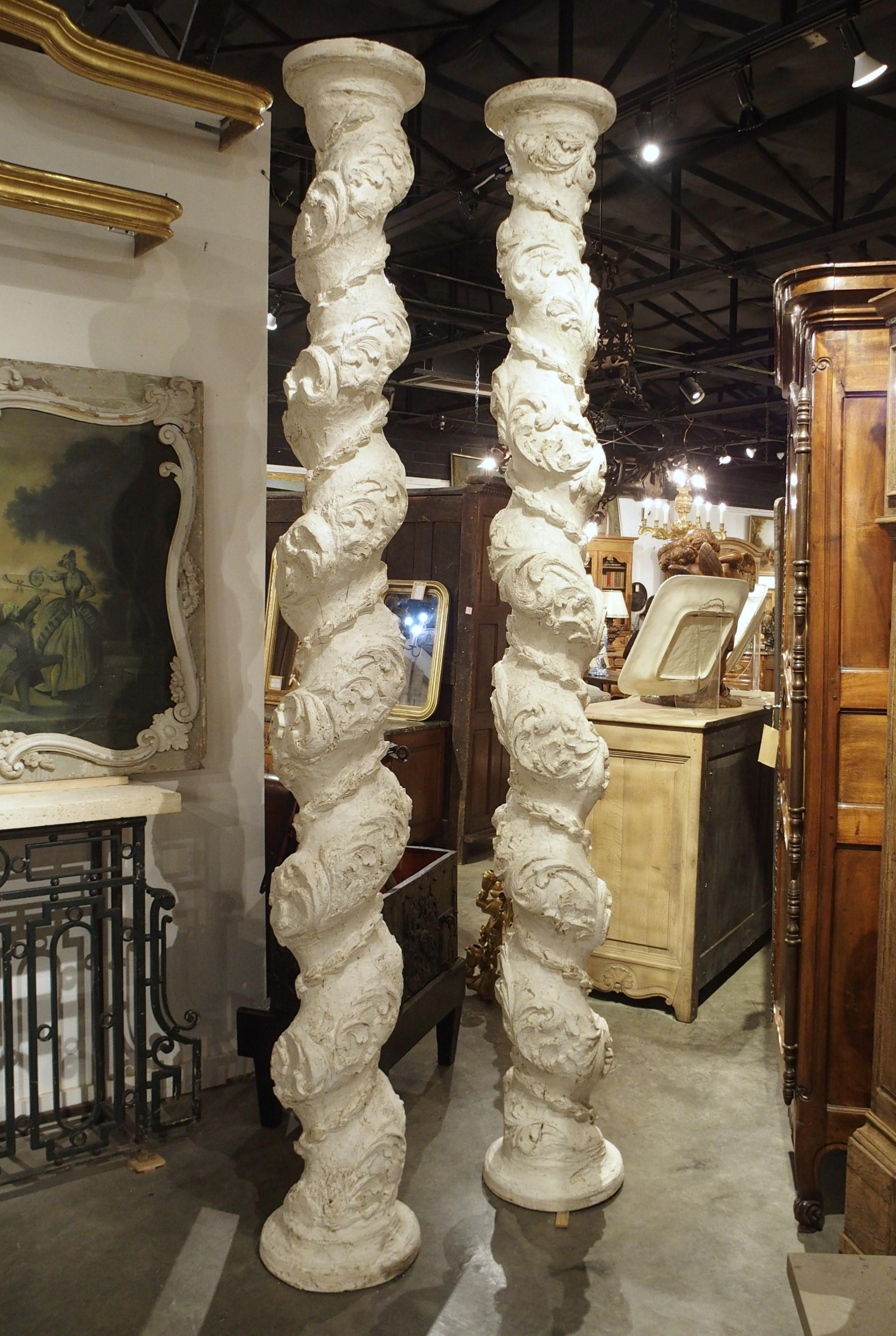 Paire de colonnes solomoniques du 17ème siècle peintes en blanc de 110 pouces de haut, d'Italie en vente 6