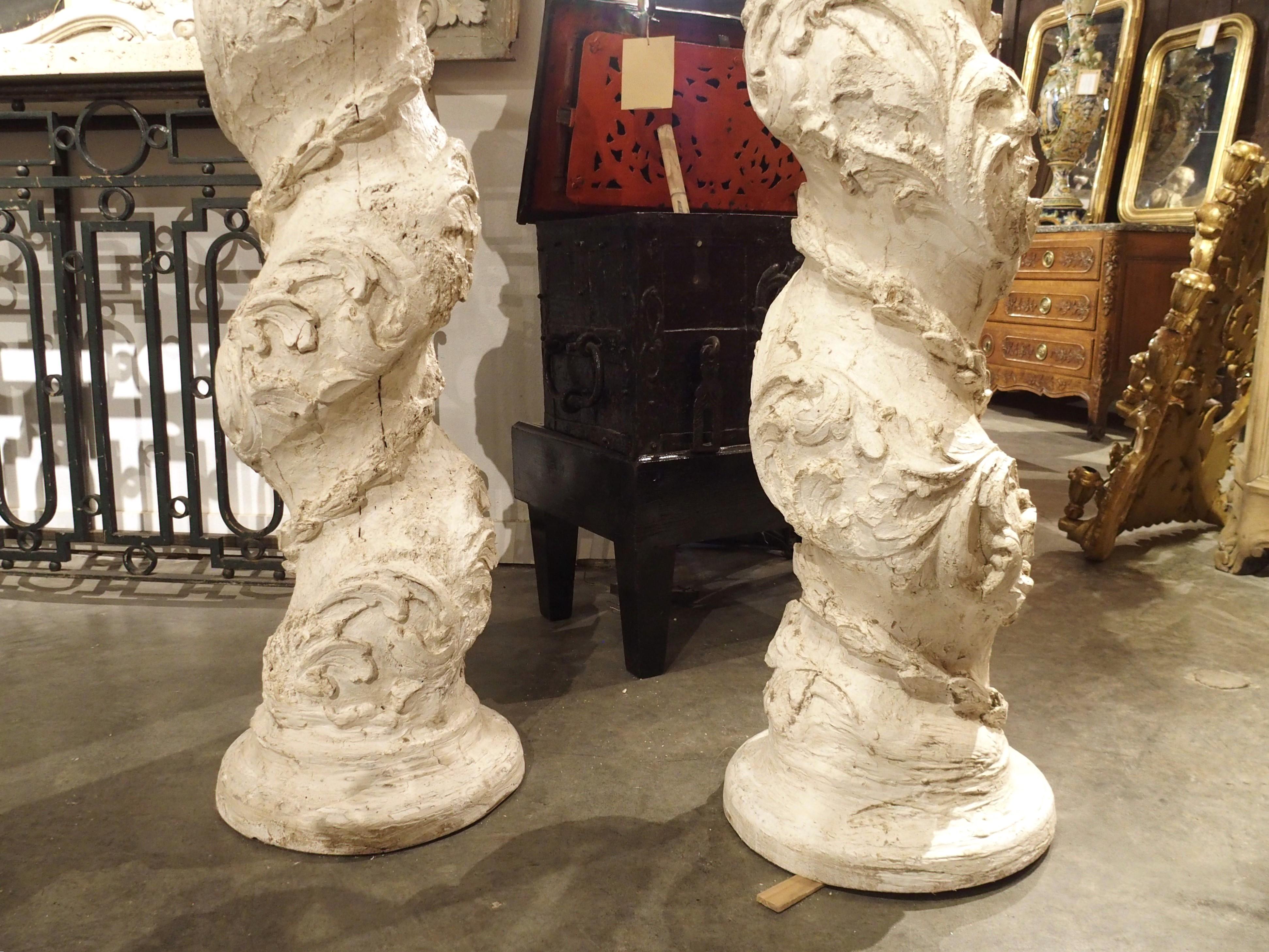 Paar weiß bemalte 110-Zoll große Salomonensäulen aus Italien aus dem 17. Jahrhundert, weiß lackiert (Barock) im Angebot