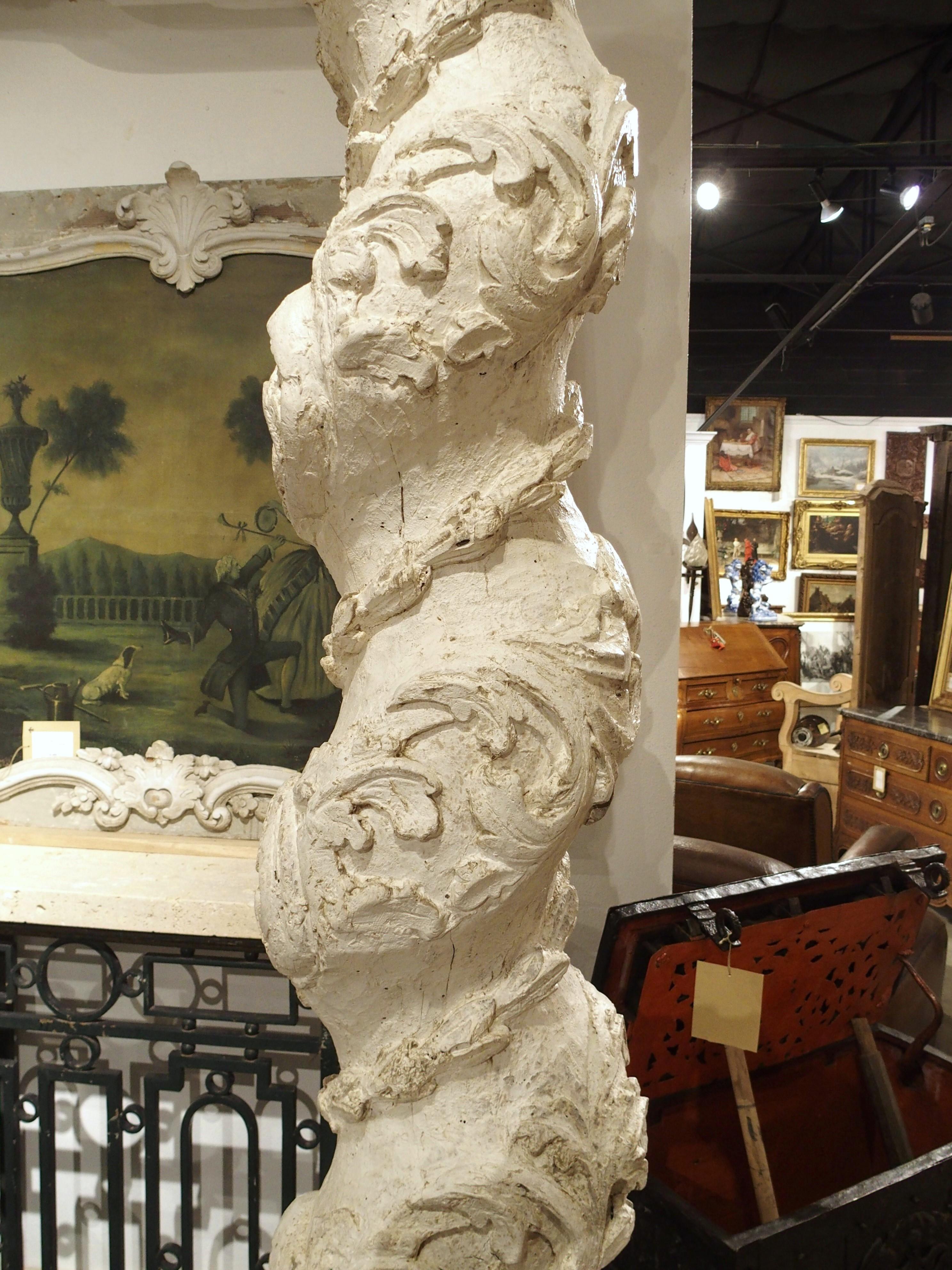 Italian Pair of White Painted 110-Inch Tall 17th Century Solomonic Columns from Italy For Sale