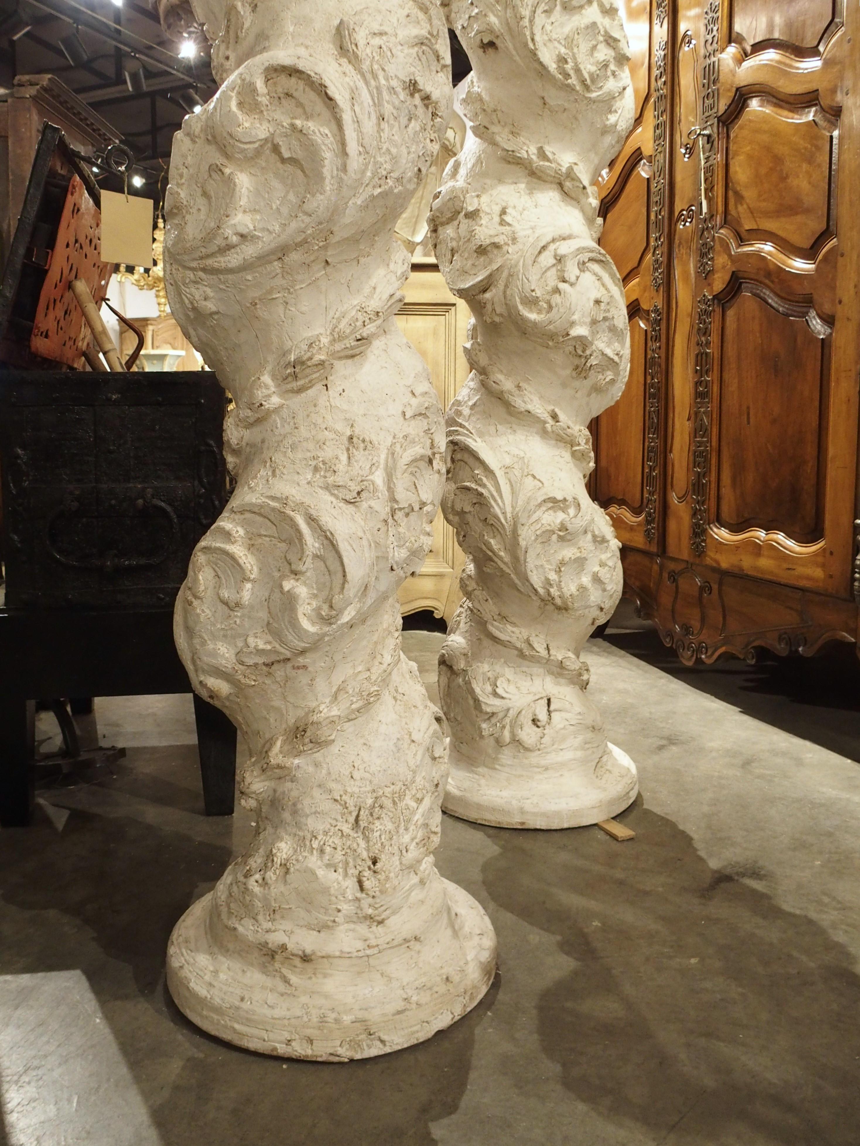 Paar weiß bemalte 110-Zoll große Salomonensäulen aus Italien aus dem 17. Jahrhundert, weiß lackiert (Handgeschnitzt) im Angebot