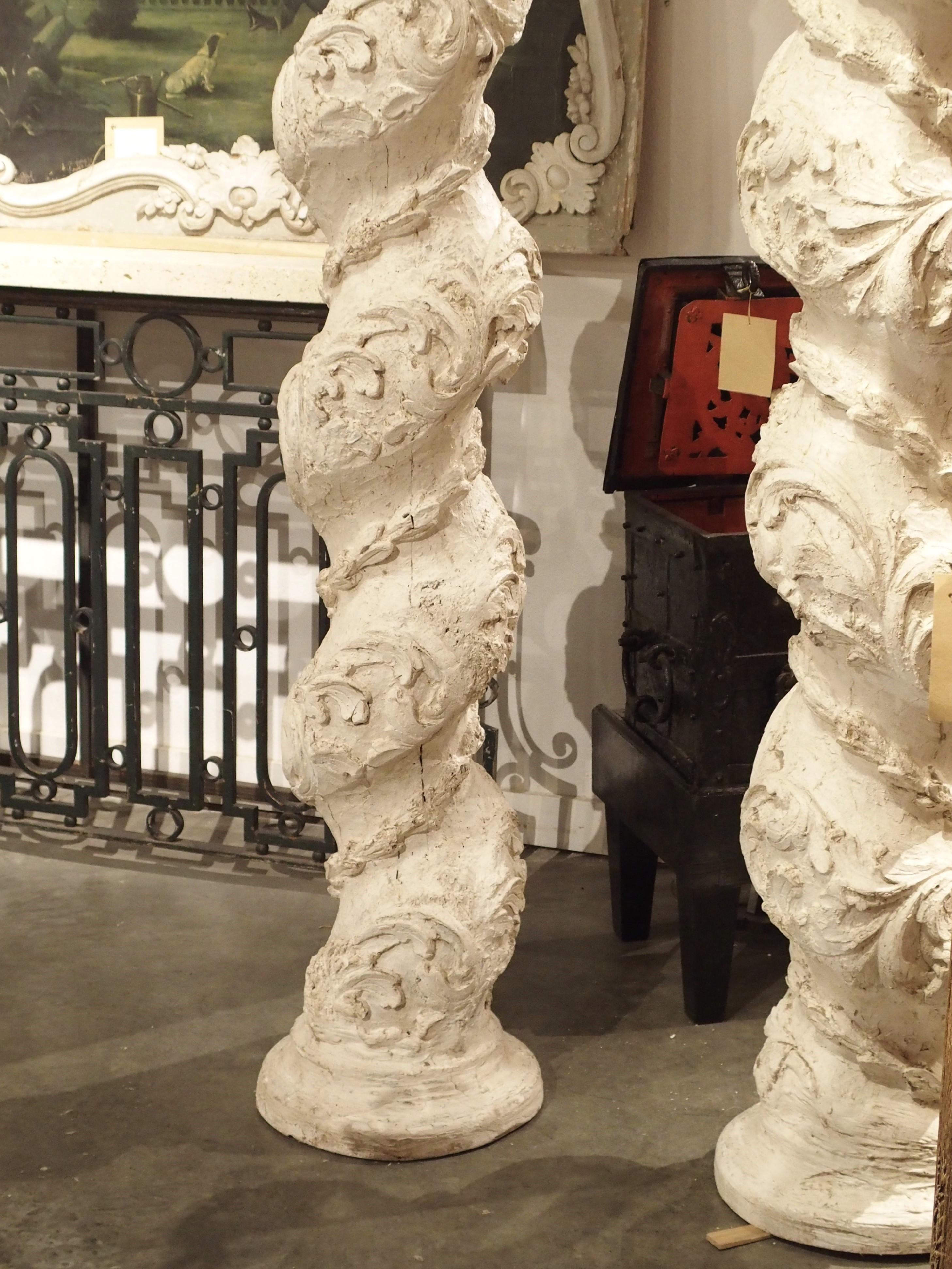 Paar weiß bemalte 110-Zoll große Salomonensäulen aus Italien aus dem 17. Jahrhundert, weiß lackiert im Zustand „Gut“ im Angebot in Dallas, TX