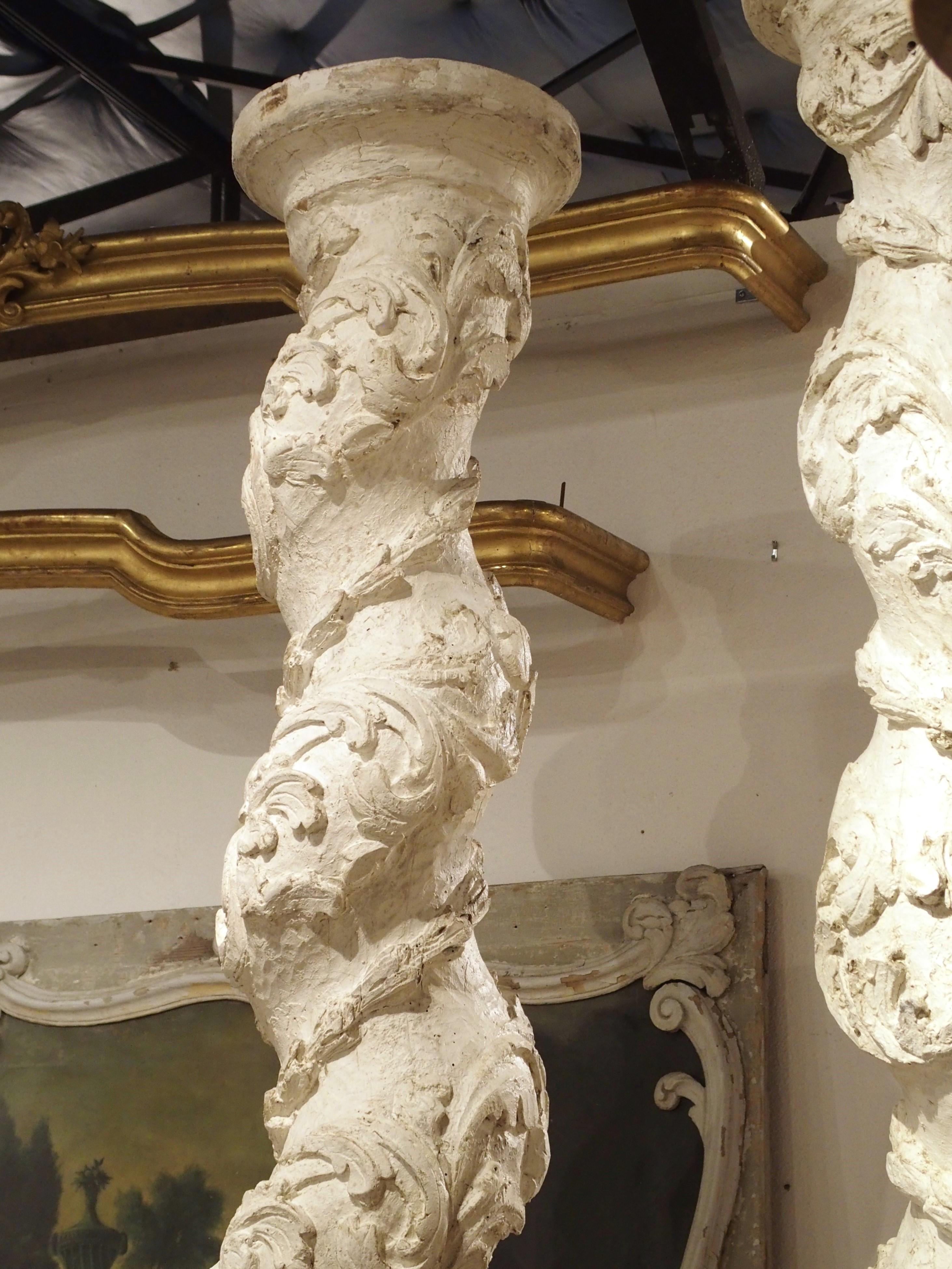 Paar weiß bemalte 110-Zoll große Salomonensäulen aus Italien aus dem 17. Jahrhundert, weiß lackiert (Holz) im Angebot