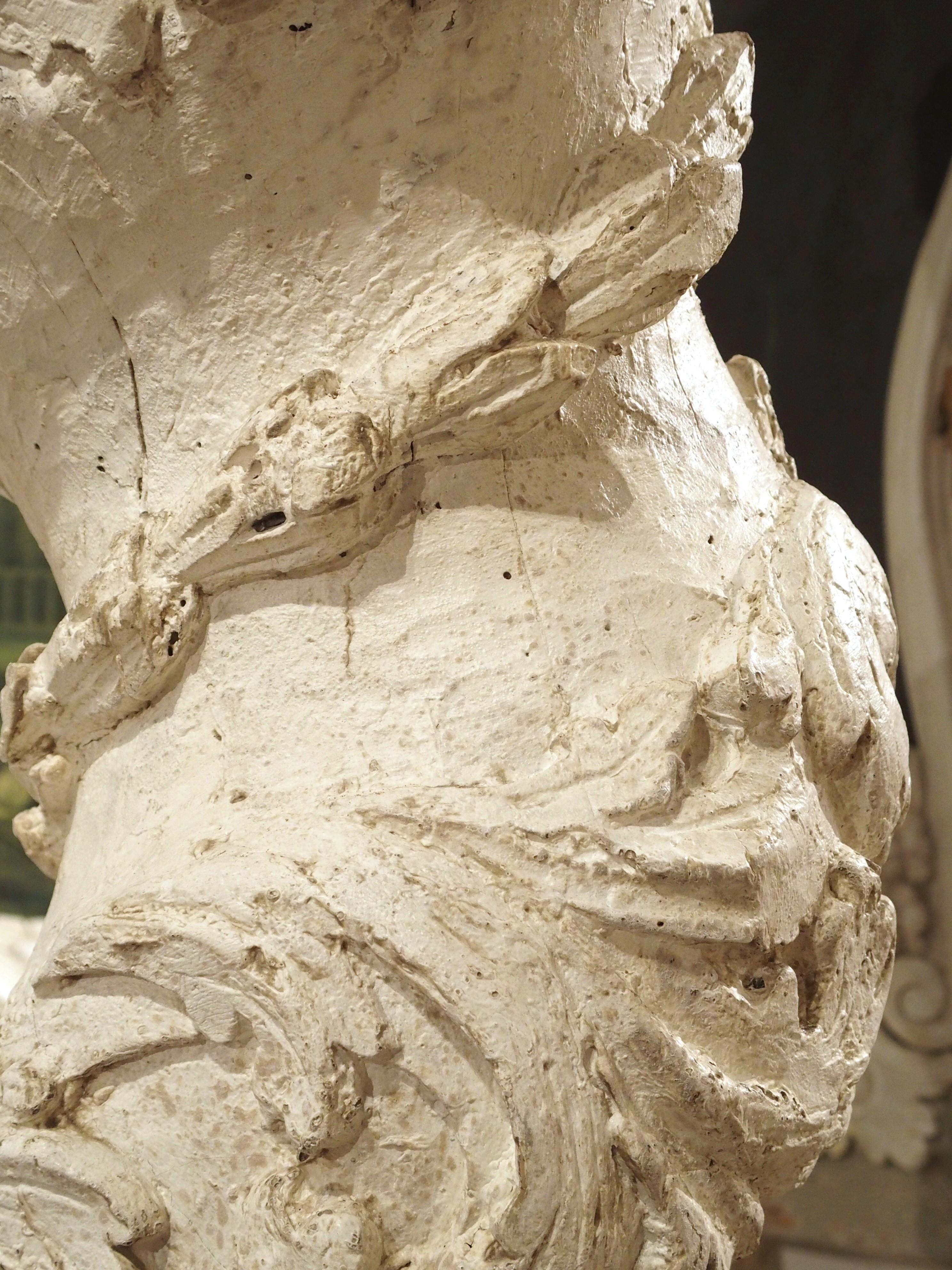 Paar weiß bemalte 110-Zoll große Salomonensäulen aus Italien aus dem 17. Jahrhundert, weiß lackiert im Angebot 1