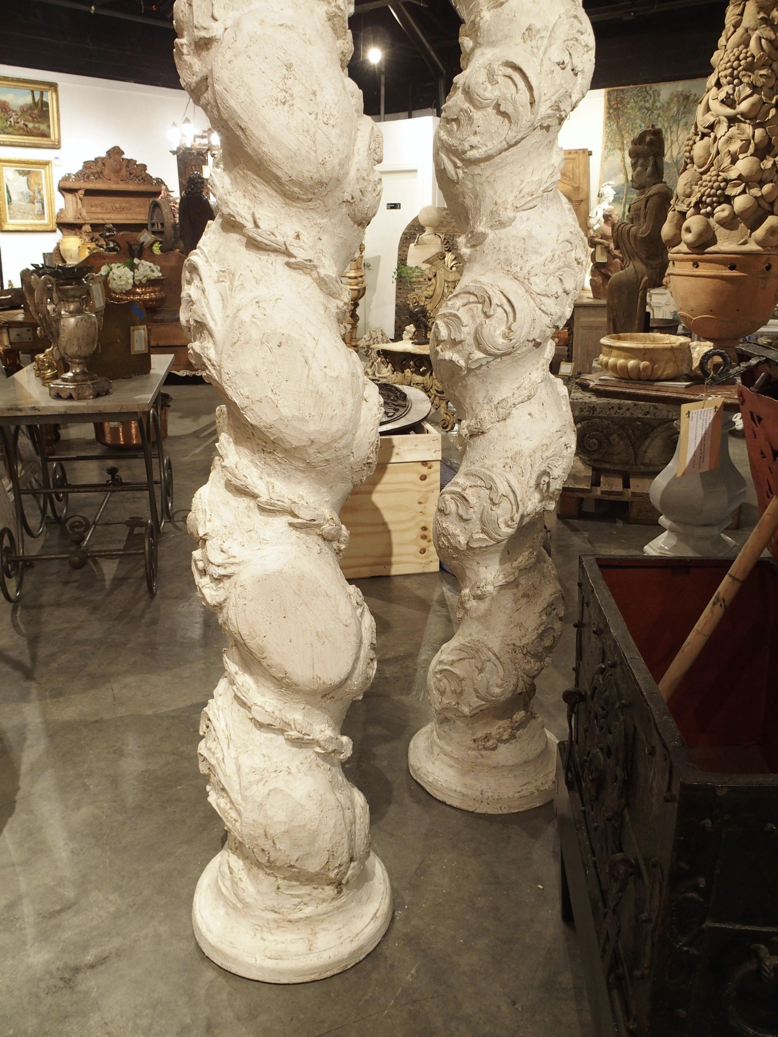 Paar weiß bemalte 110-Zoll große Salomonensäulen aus Italien aus dem 17. Jahrhundert, weiß lackiert im Angebot 2