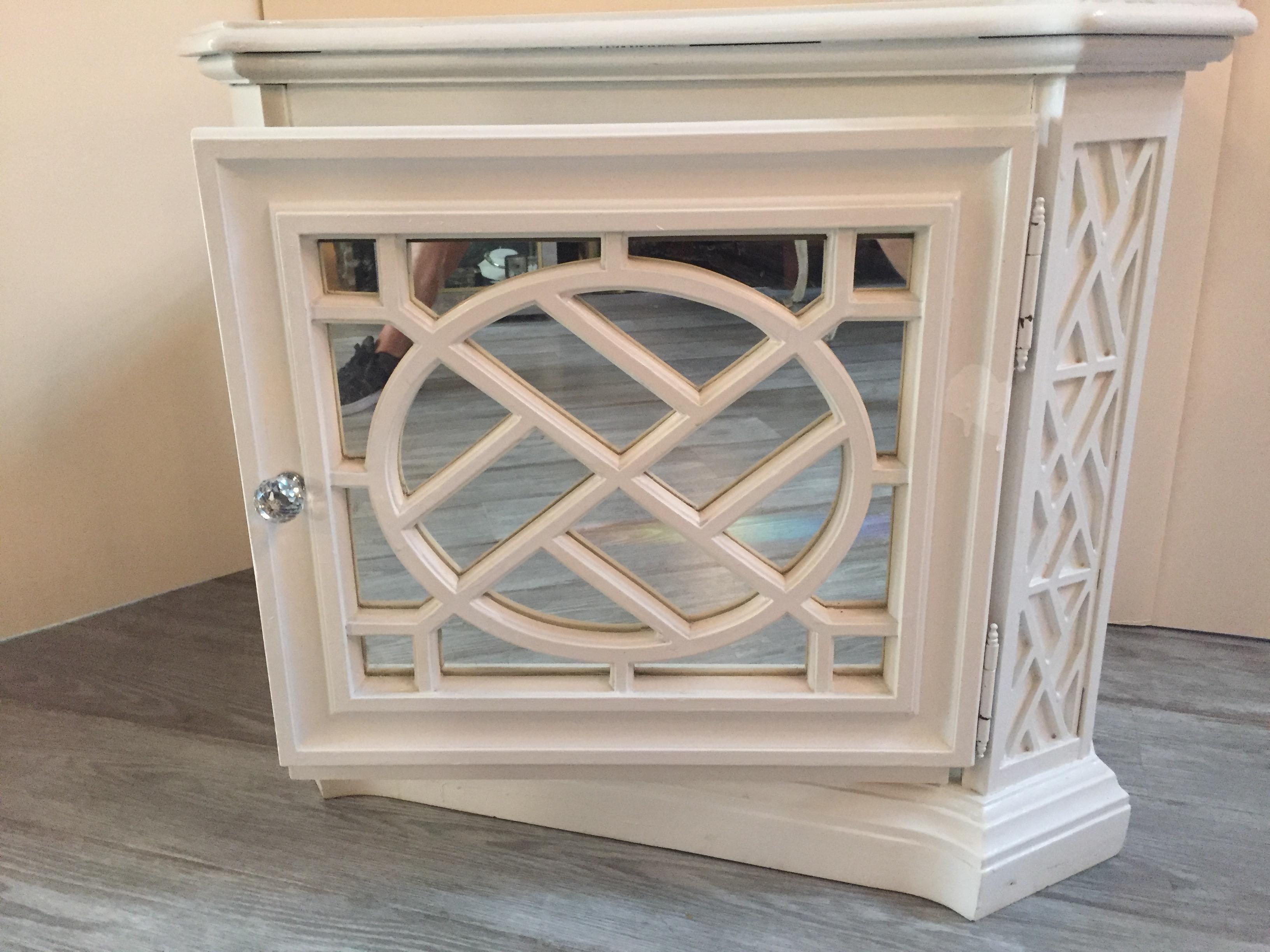 Mid-20th Century Pair of White Painted and Mirrored Glamorous Hollywood Regency Nightstands