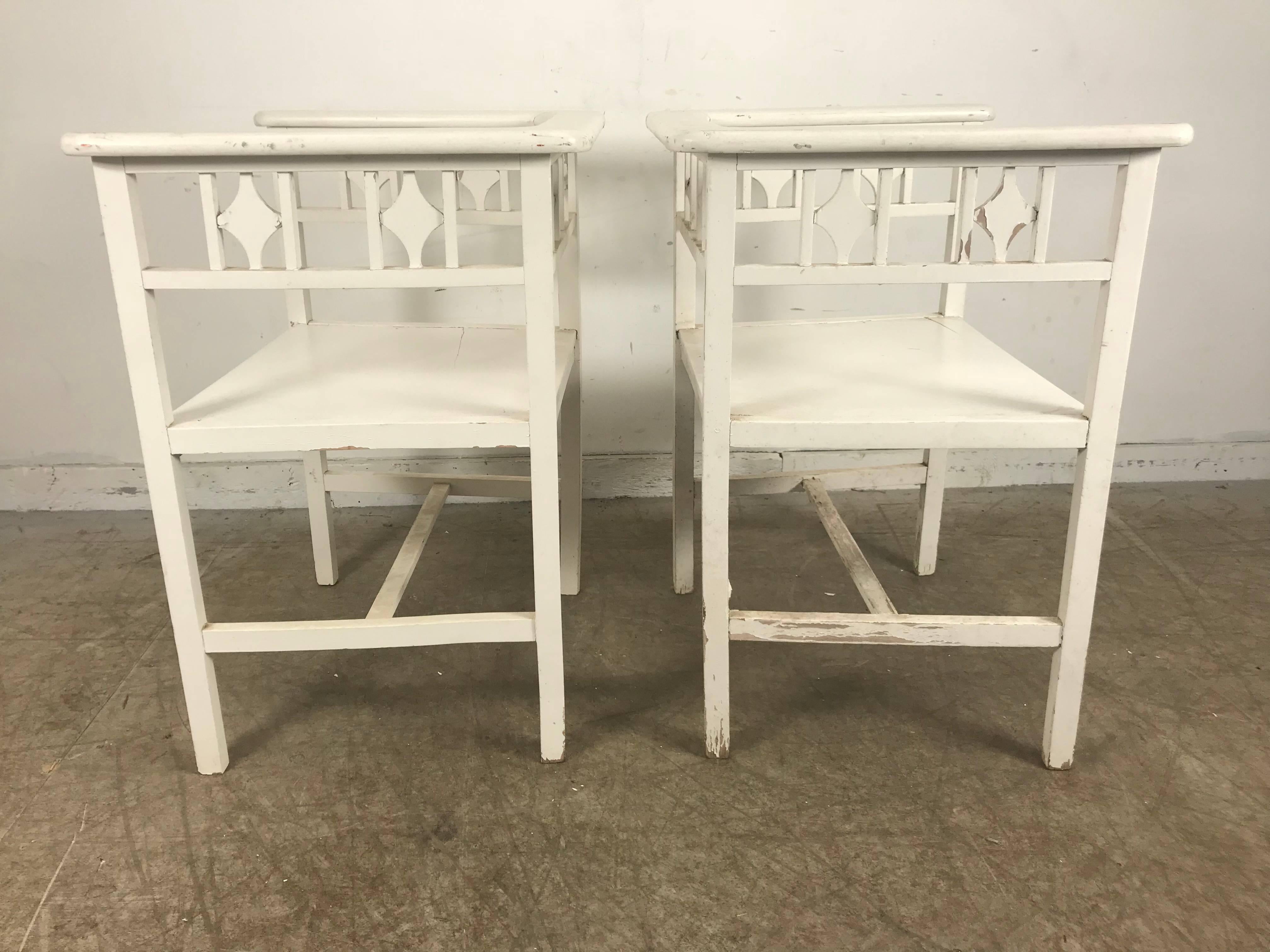 Bois Paire de chaises cubiques autrichiennes peintes en blanc à la manière de Josef Hoffmann en vente
