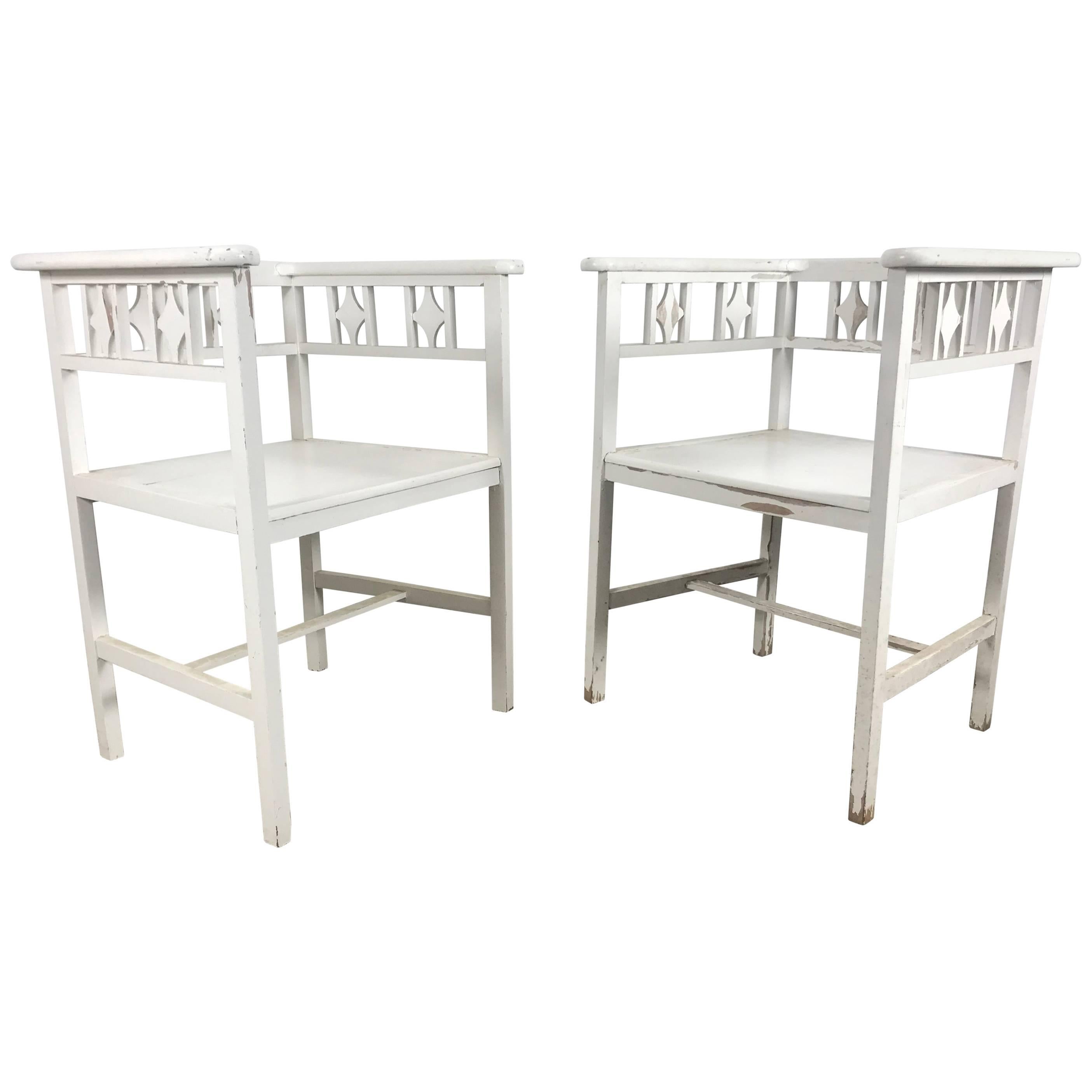 Paire de chaises cubiques autrichiennes peintes en blanc à la manière de Josef Hoffmann