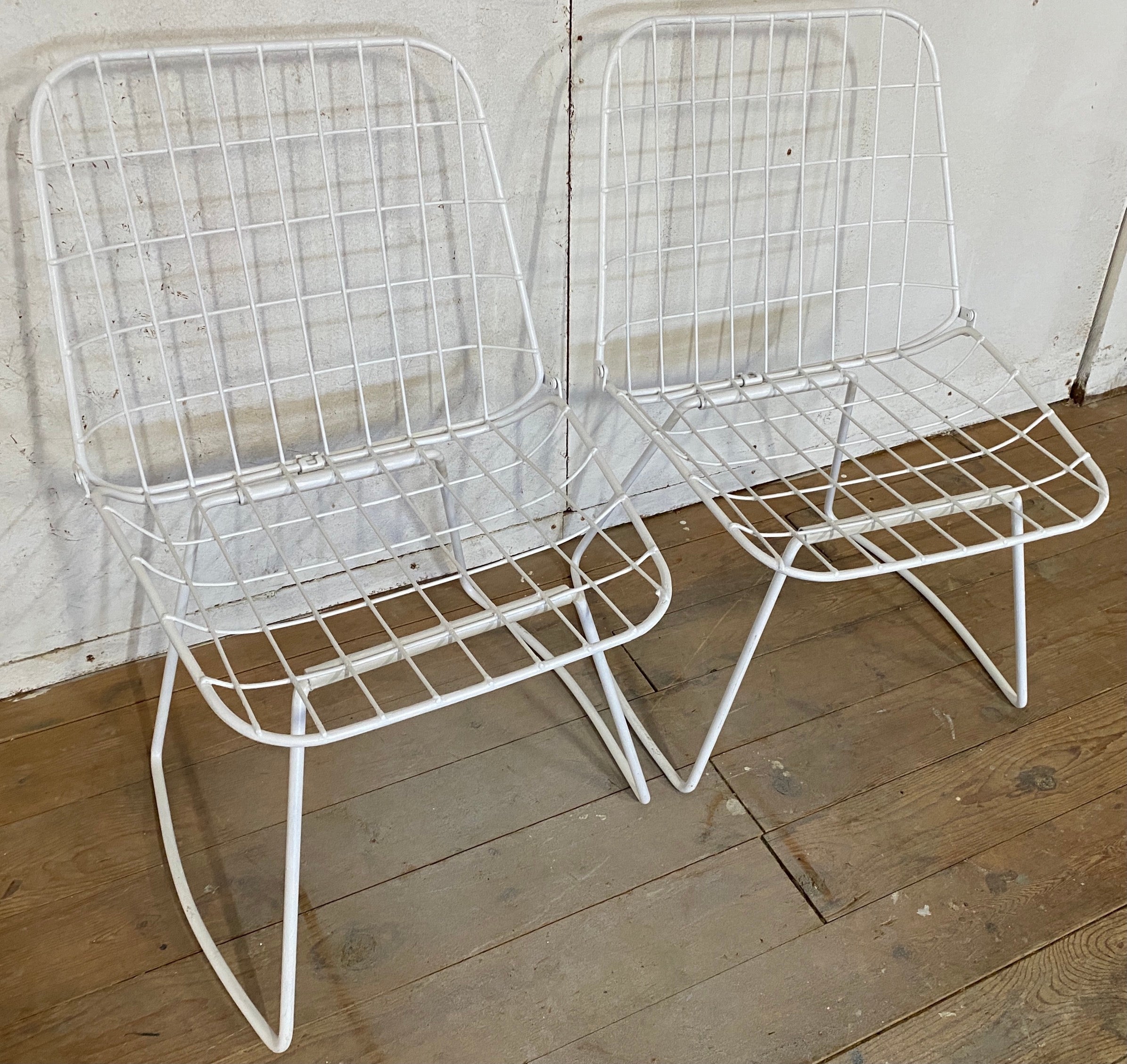 Pair of classic vintage modern industrial Harry Bertoia style metal wire side chairs.
Use them for office chairs, dining chairs or extra chairs where needed.