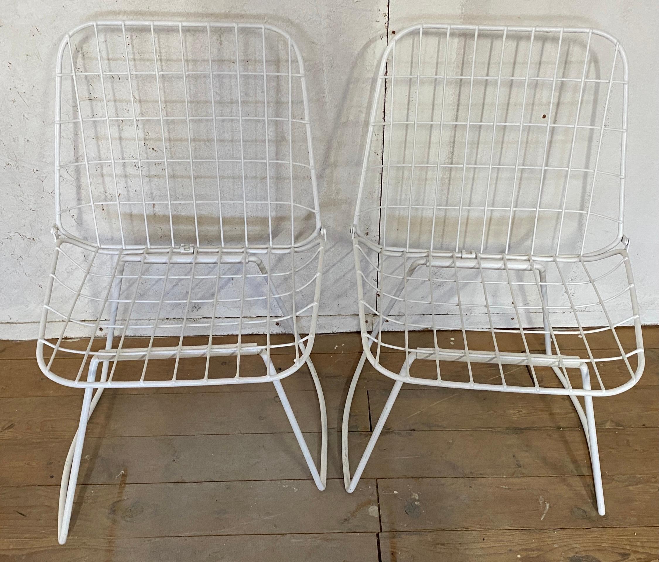 Pair of White Painted Bertoia Style Side Chairs In Good Condition For Sale In Sheffield, MA