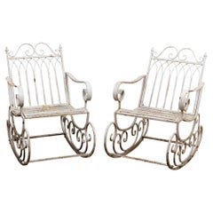 Paire de chaises à bascule de jardin peintes en blanc