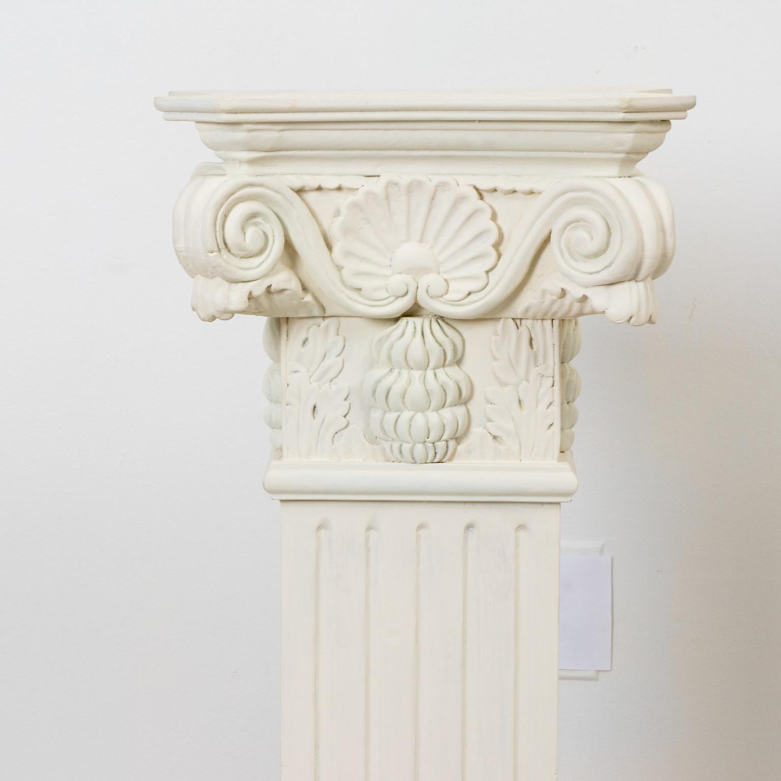 Pair of White Painted Neoclassical Carved Wooden Pedestals In Good Condition In Stamford, CT