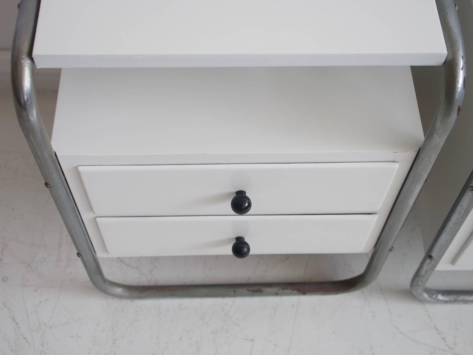 Pair of White Painted Side Tables with Tubular Steel Frame In Good Condition In Madrid, ES