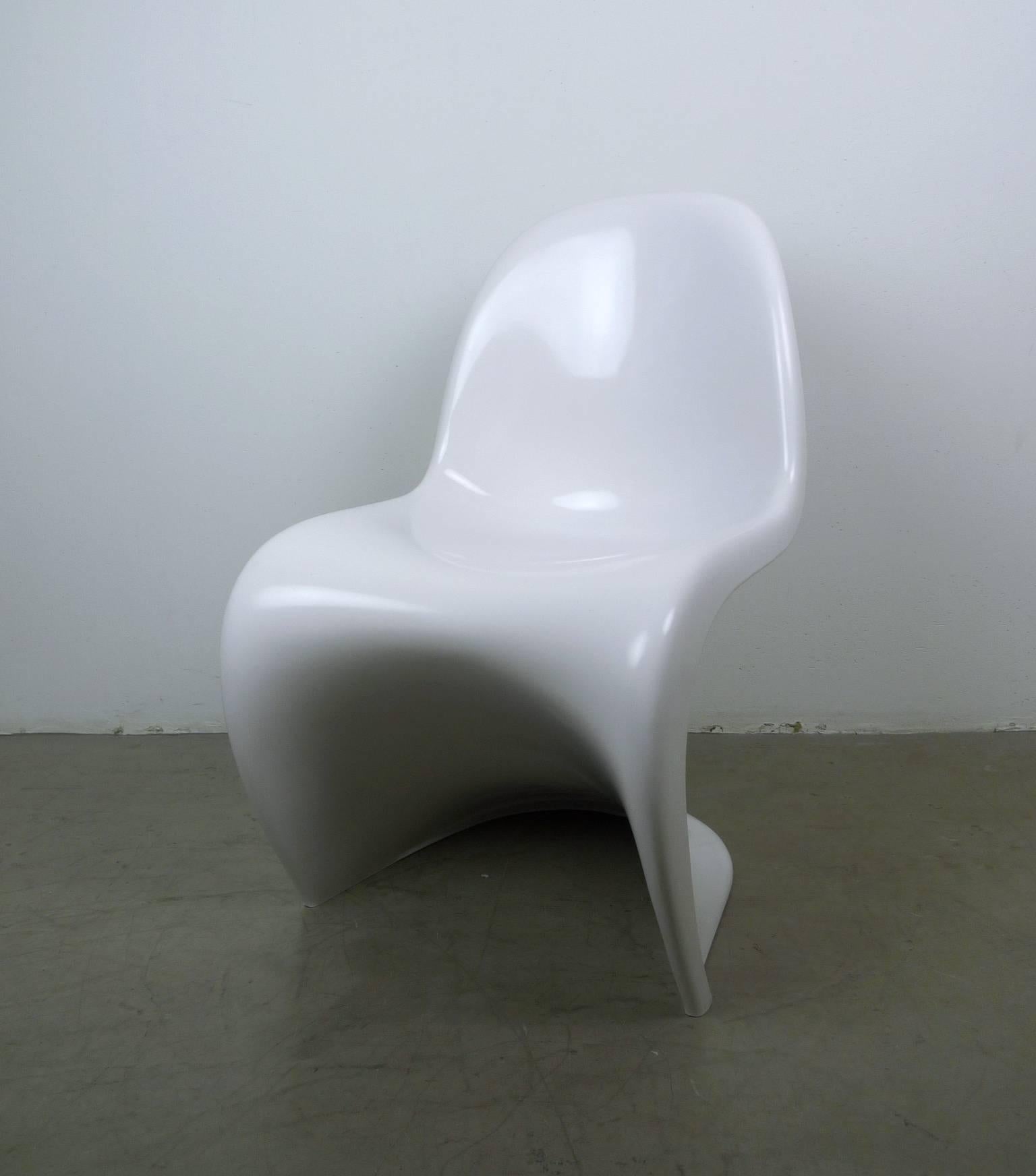 Pair of White Panton Chairs by Verner Panton for Fehlbau from 1971 and 1972 In Good Condition For Sale In Berlin, DE