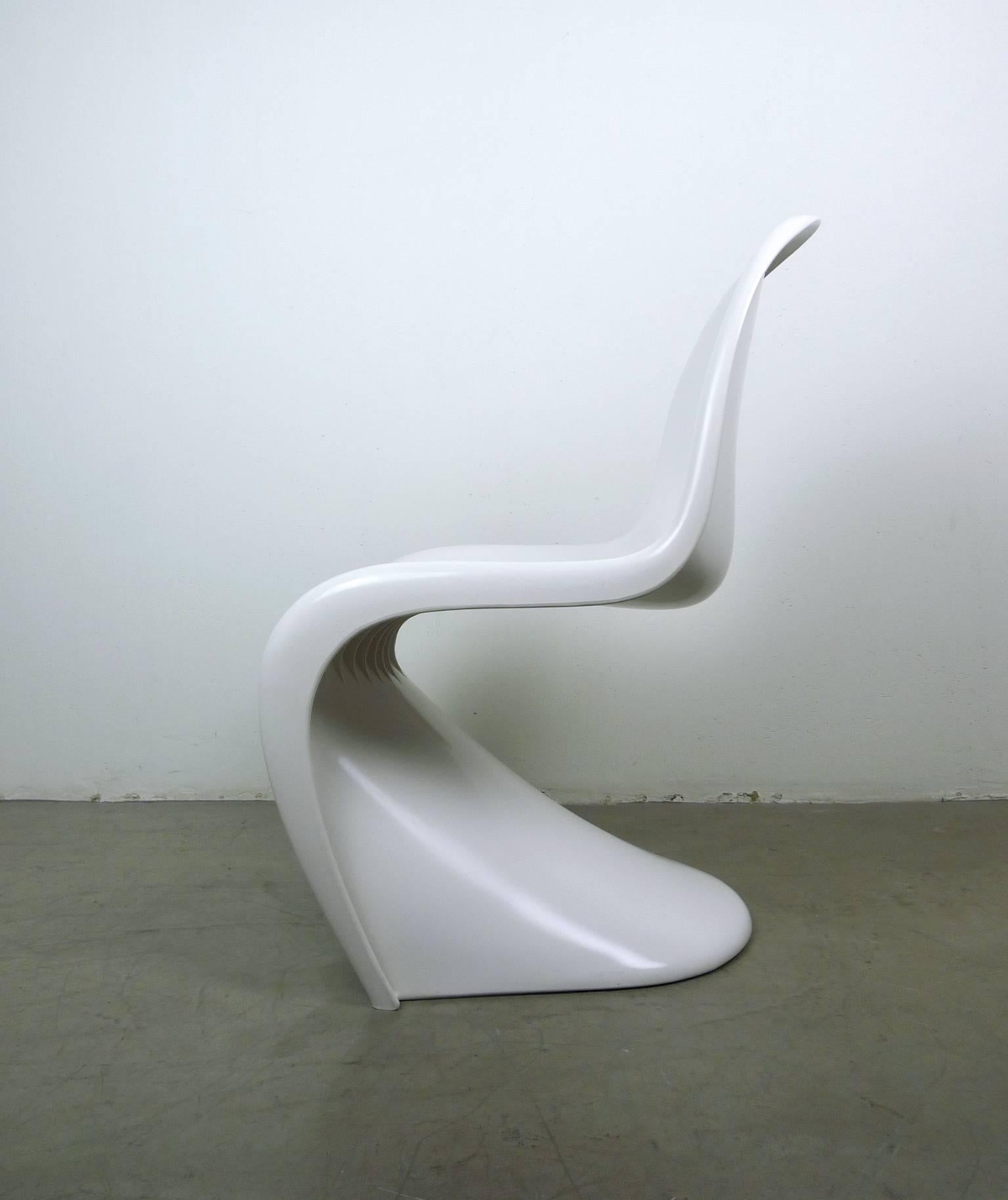 20th Century Pair of White Panton Chairs by Verner Panton for Fehlbau from 1971 and 1972 For Sale