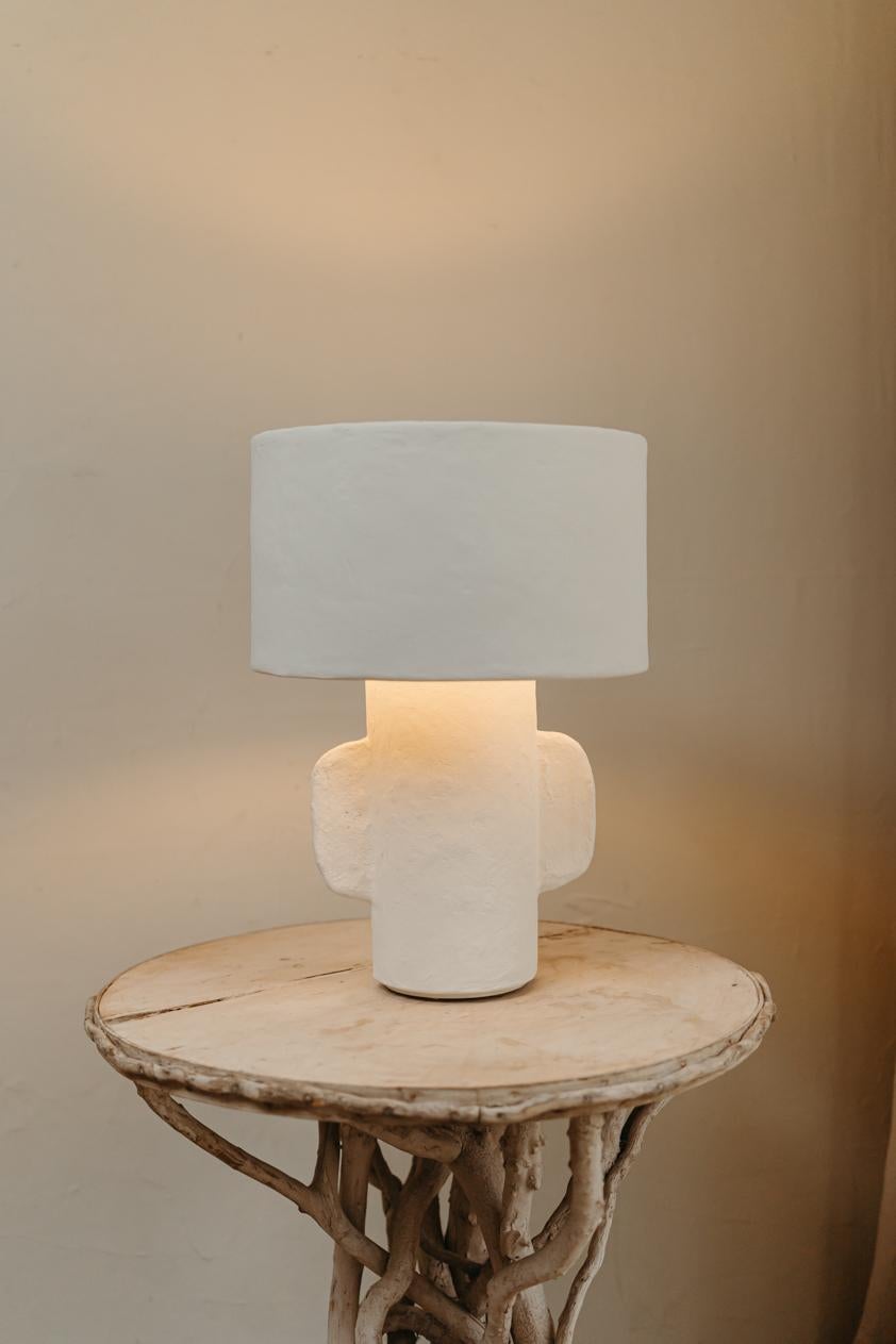 Paar weiße Pappmaché-Tischlampen, runder Lampenschirm 4