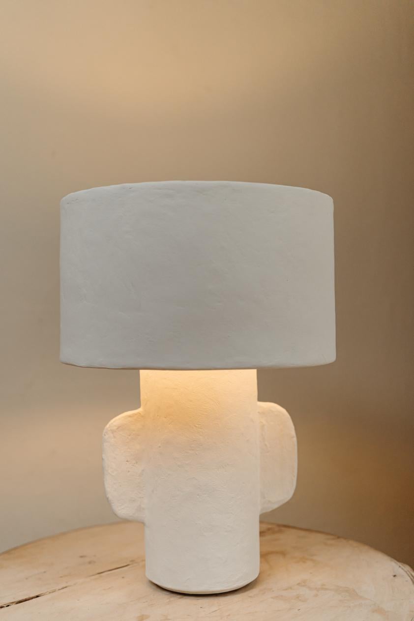 Belge Paire de lampes de table en papier maché blanc, abat-jour rond