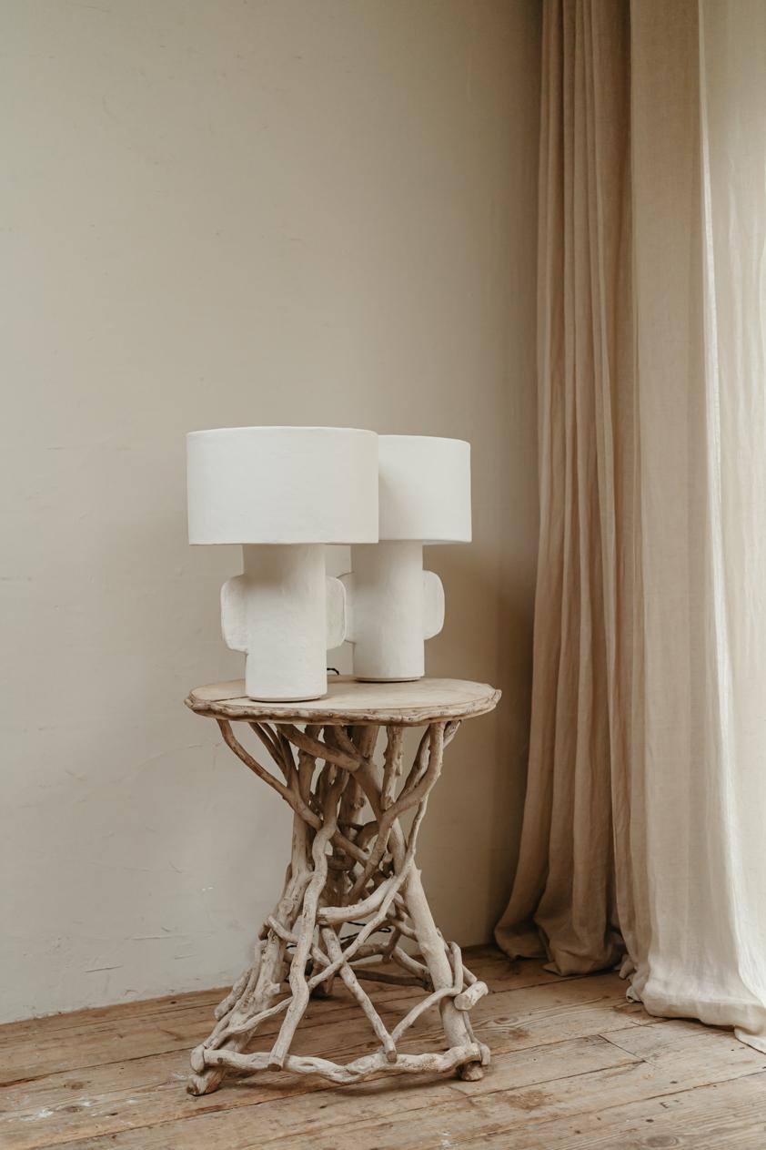 XXIe siècle et contemporain Paire de lampes de table en papier maché blanc, abat-jour rond