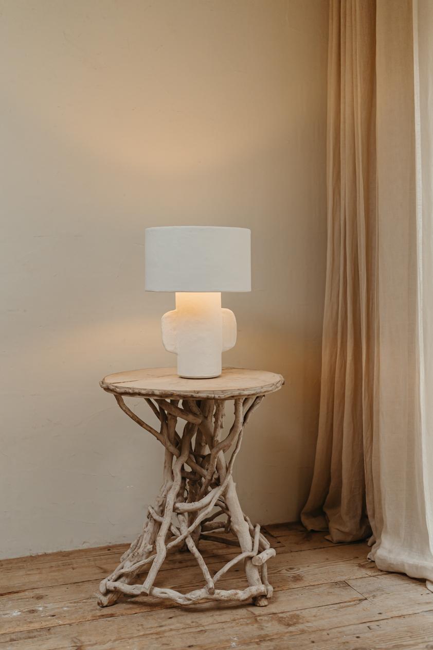 Paar weiße Pappmaché-Tischlampen, runder Lampenschirm (Papier)