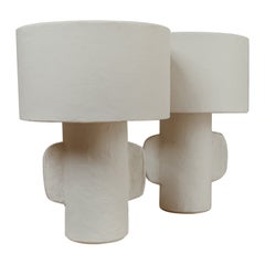 Paar weiße Pappmaché-Tischlampen, runder Lampenschirm