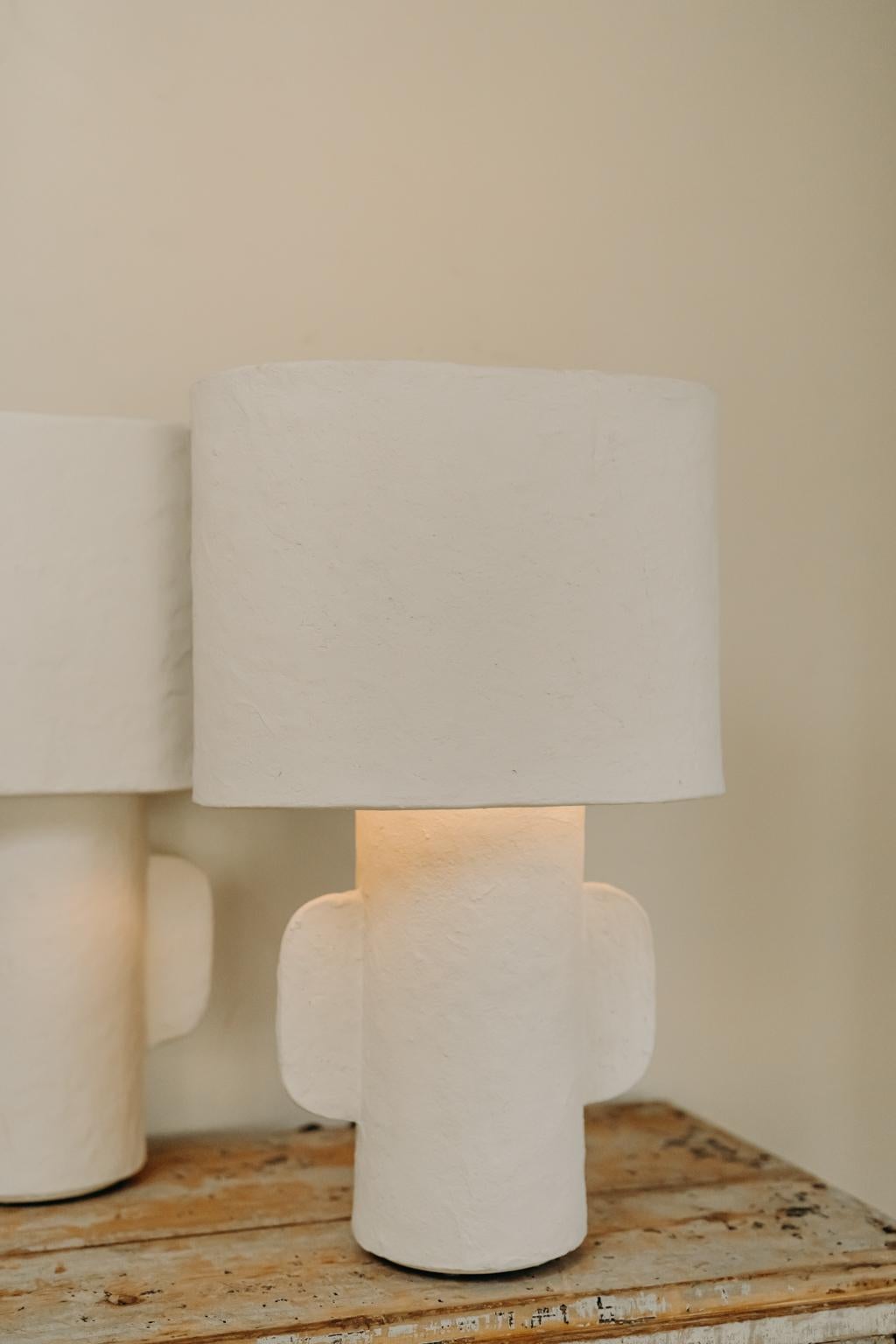 Paire de lampes de table en papier mâché blanc avec abat-jour ovale  en vente 1