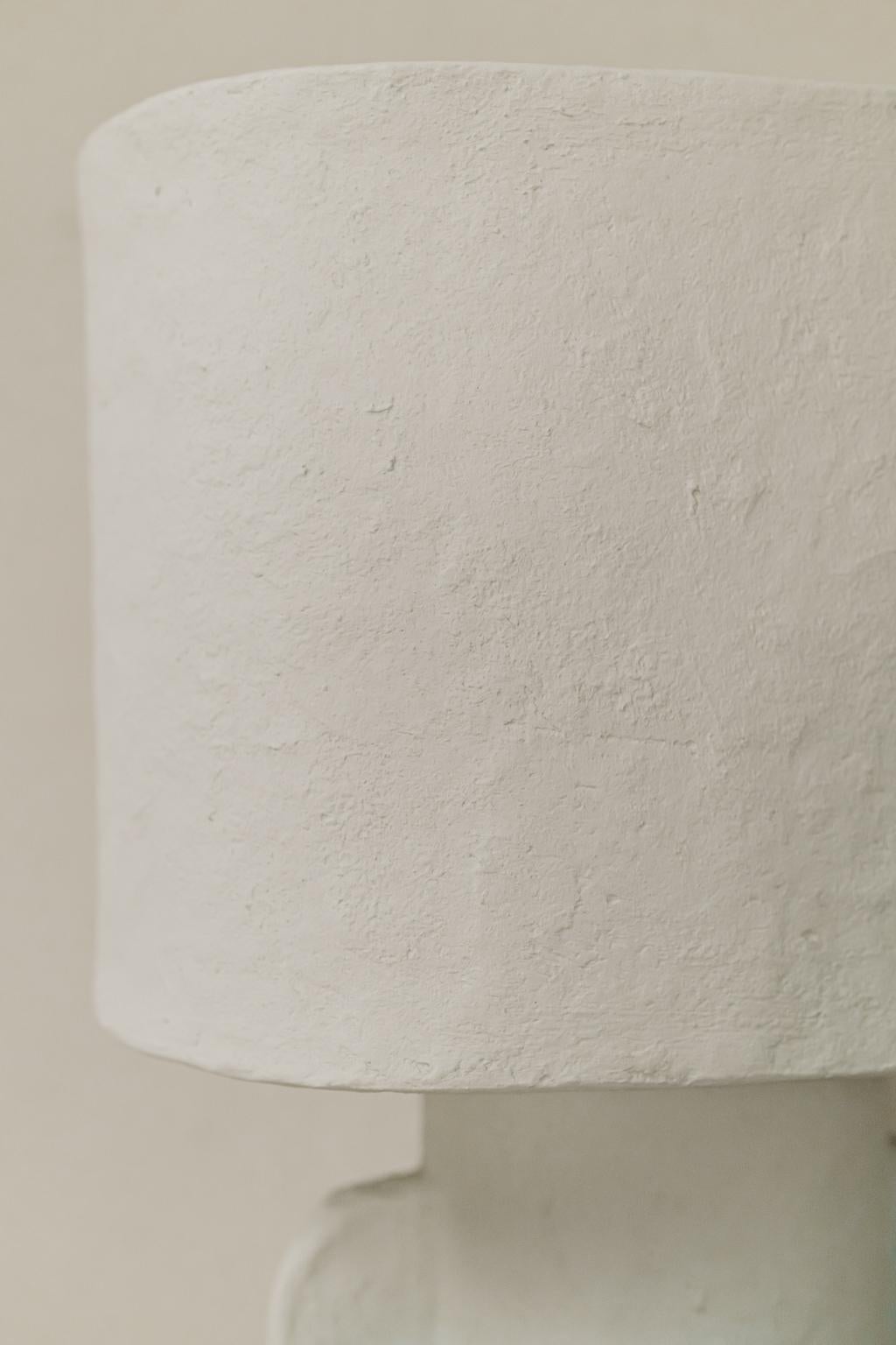 Paire de lampes de table en papier mâché blanc avec abat-jour ovale  en vente 4