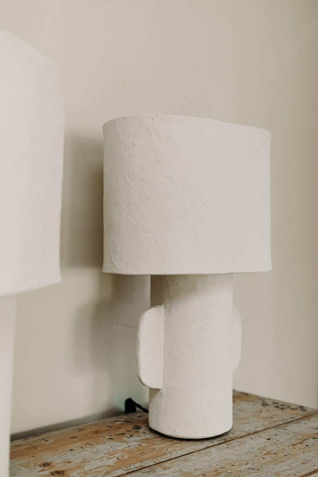 Paire de lampes de table en papier mâché blanc avec abat-jour ovale  en vente 8