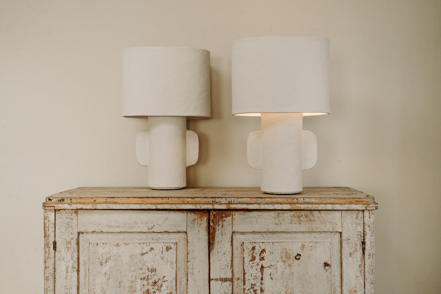 Ces lampes de table sont fabriquées en papier mâché, un modèle très élégant, parfait comme lampe de lit, mais qui peut être utilisé partout dans la maison.
