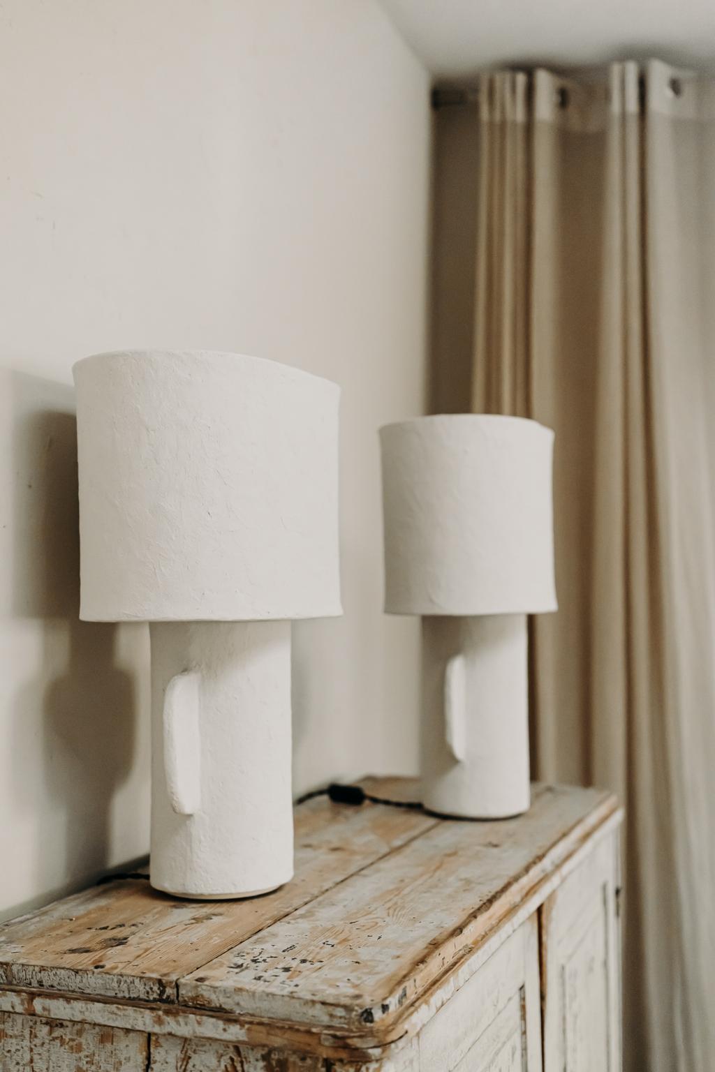 Belge Paire de lampes de table en papier mâché blanc avec abat-jour ovale  en vente